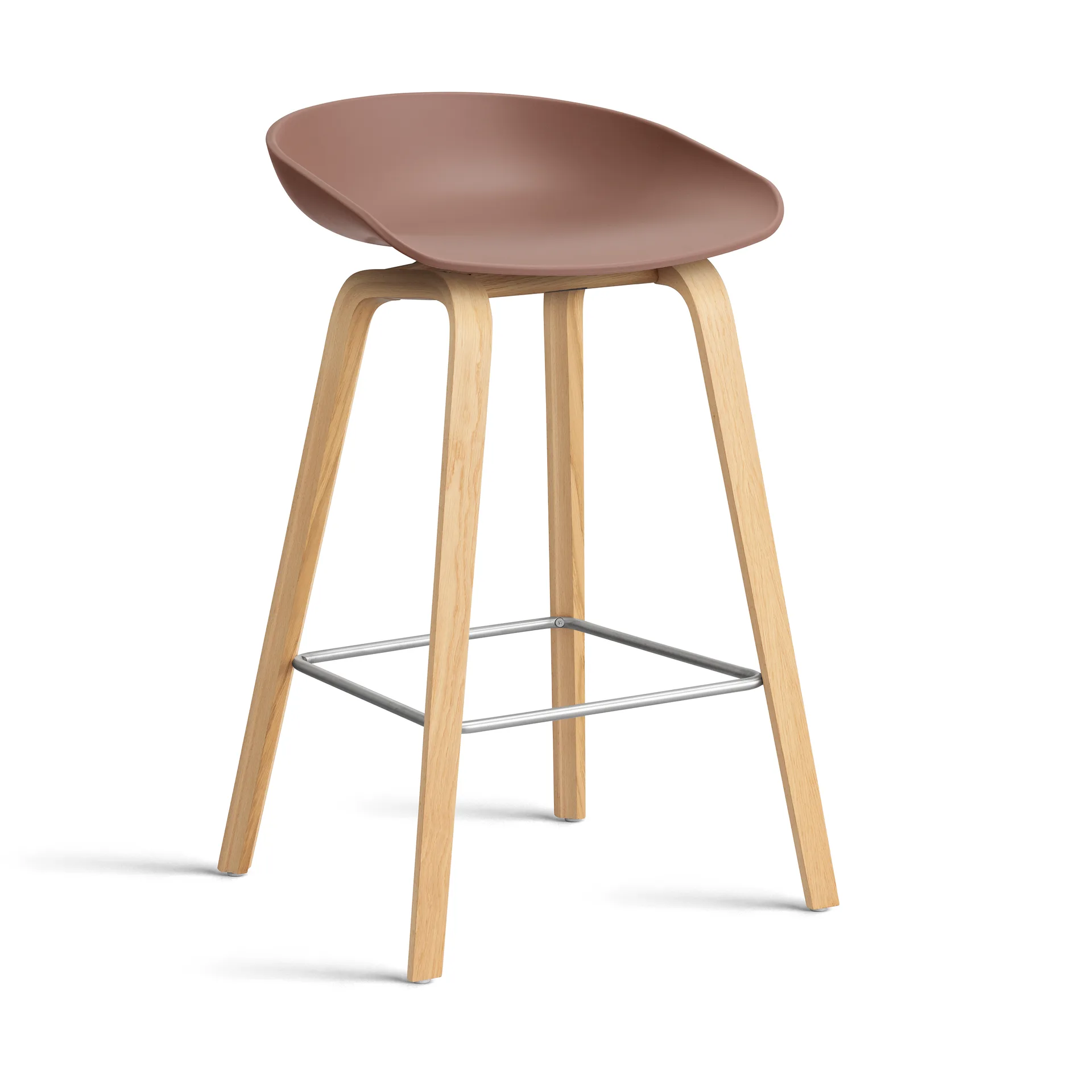 Taburete bajo About a Stool 32 con base de roble lacado 2.0, Soft brick-soporte de acero inoxidable HAY