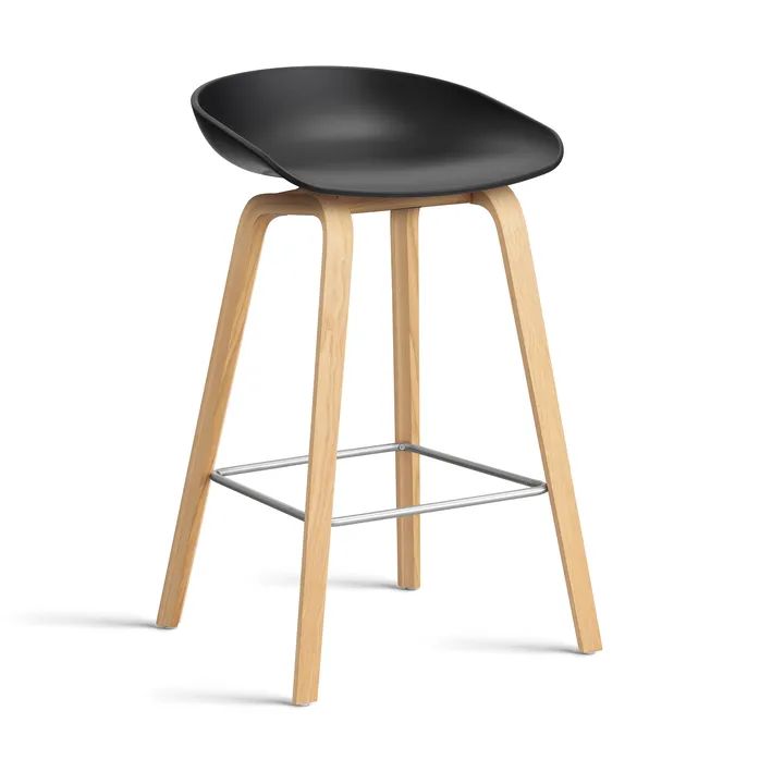 Taburete bajo About a Stool 32 con base de roble lacado 2.0 - Soporte de acero inoxidable negro - HAY