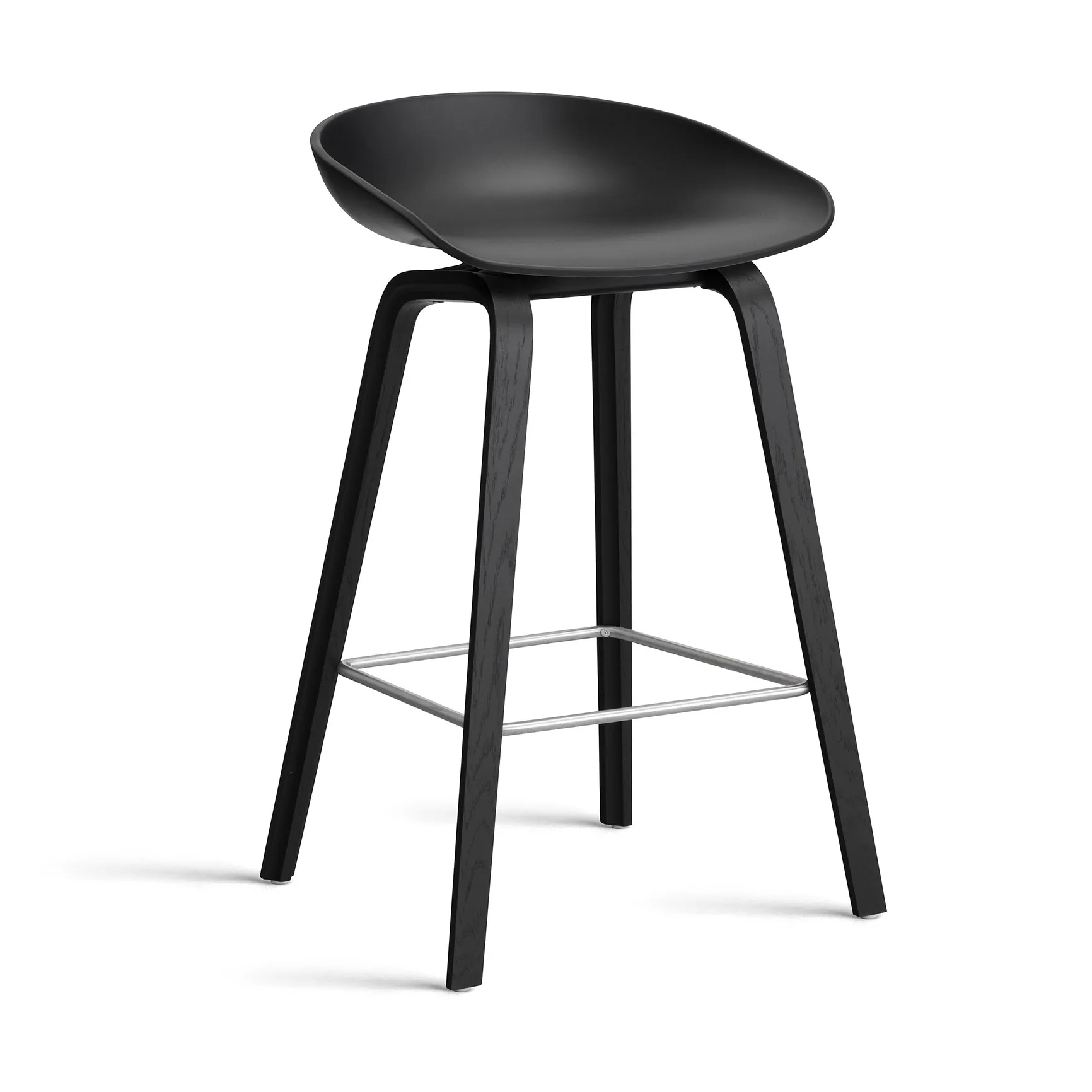 Taburete bajo About a Stool 32 con base de roble negro 2.0, Soporte negro de acero inoxidable HAY