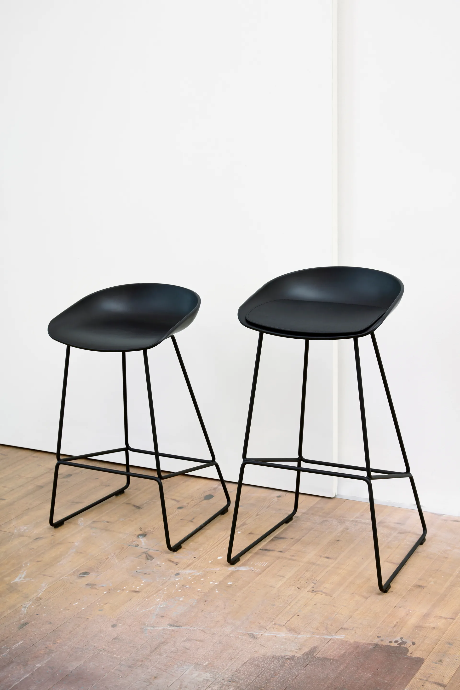 Taburete bajo About a Stool 38, 2.0, Negro-estructura de acero negro HAY