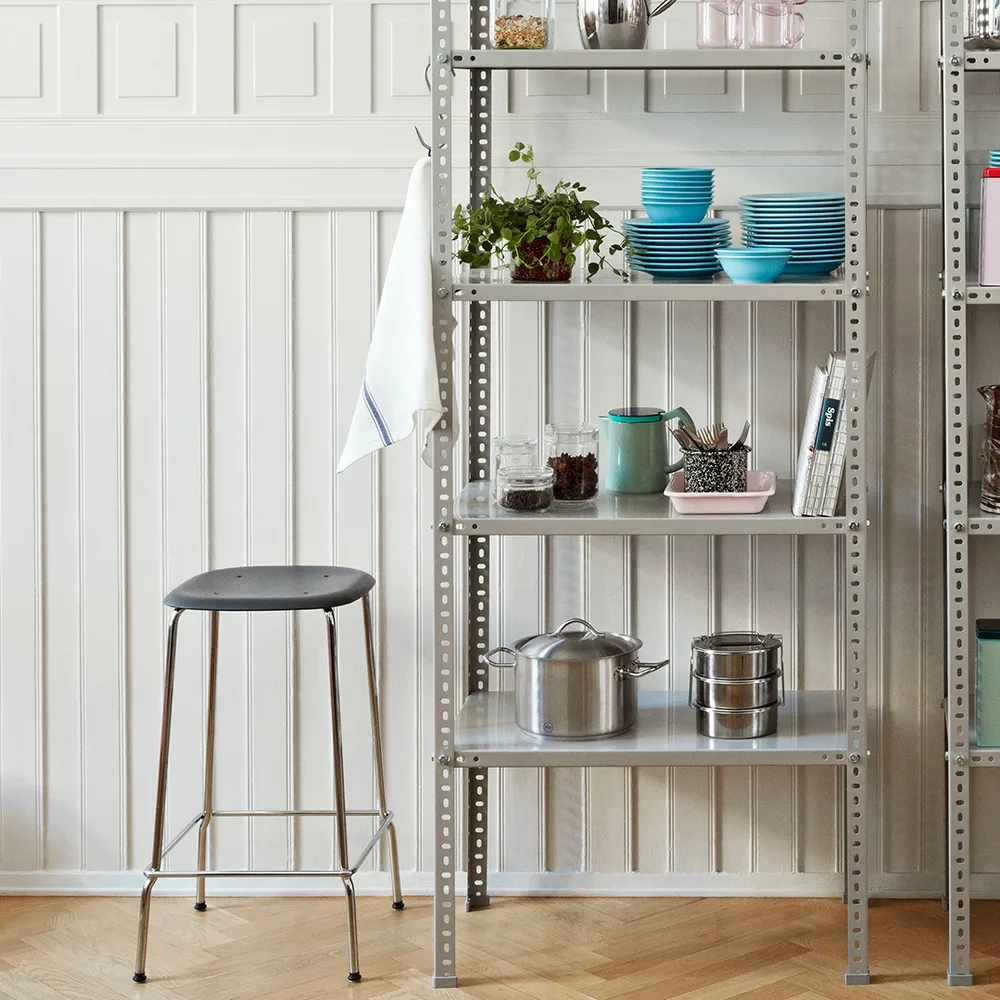 Taburete bajo Soft Edge 30, soft grey, estructura de acero negra HAY