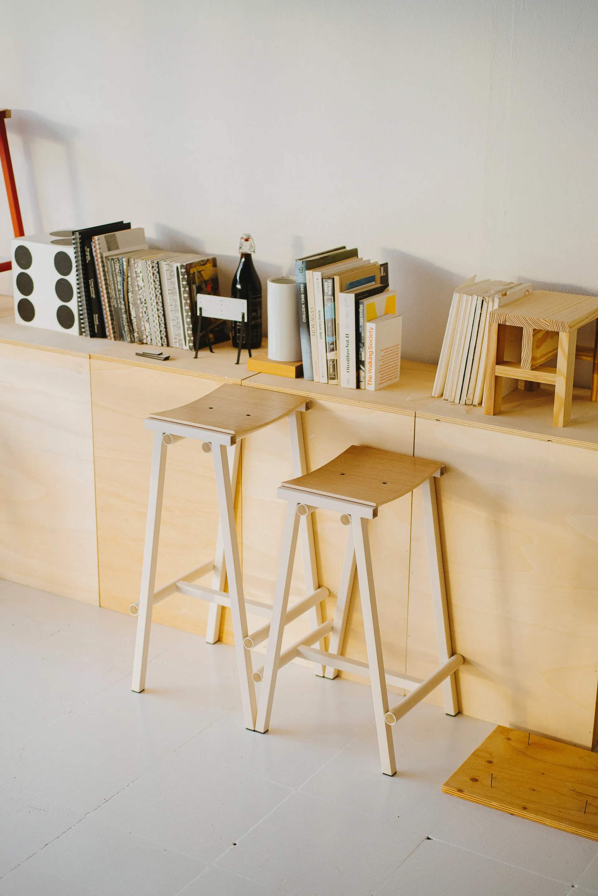 Taburete bajo Taburete 8,  65 cm, Eggshell HAY