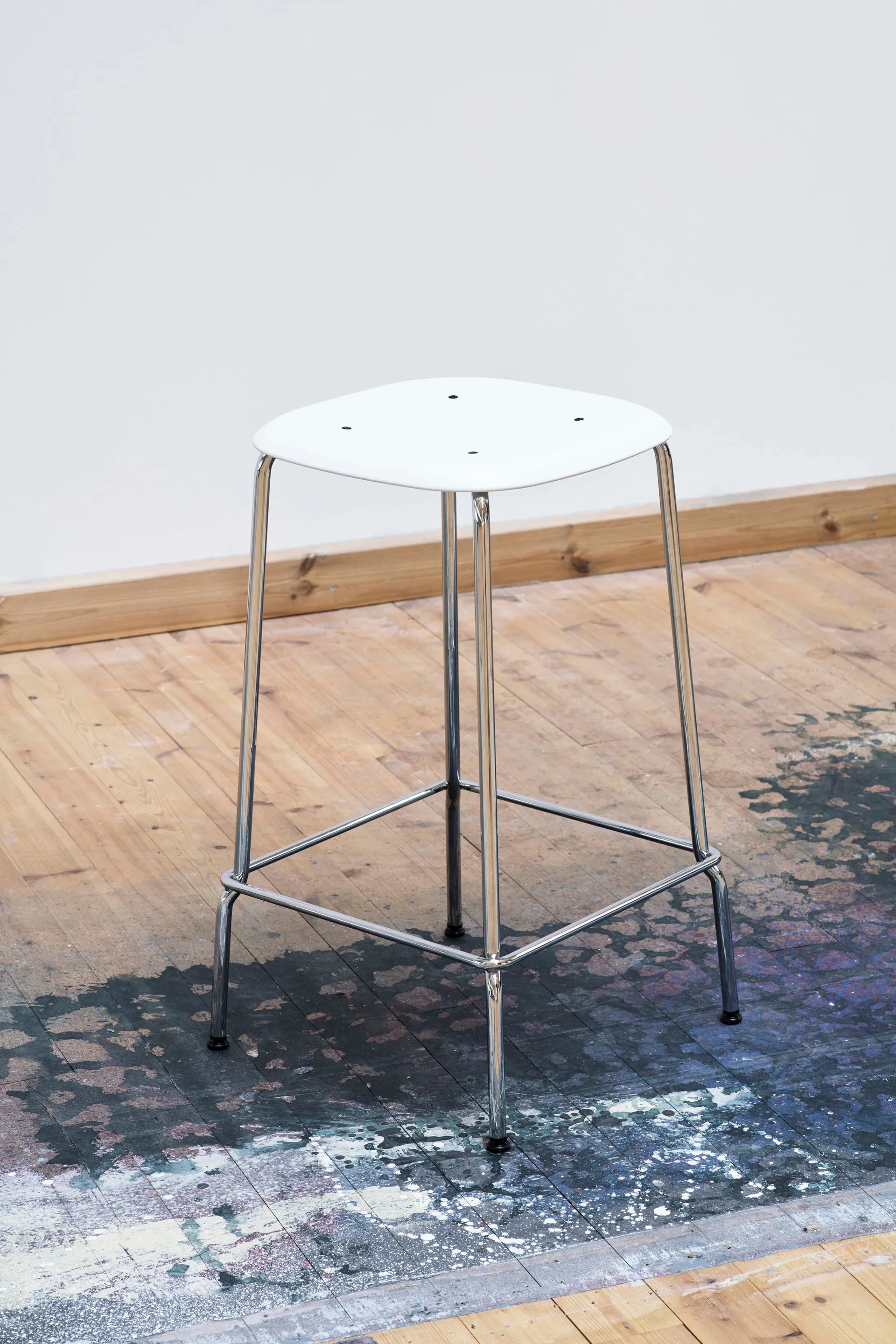 Taburete Soft Edge 85 Low, blanco, estructura de acero cromado HAY