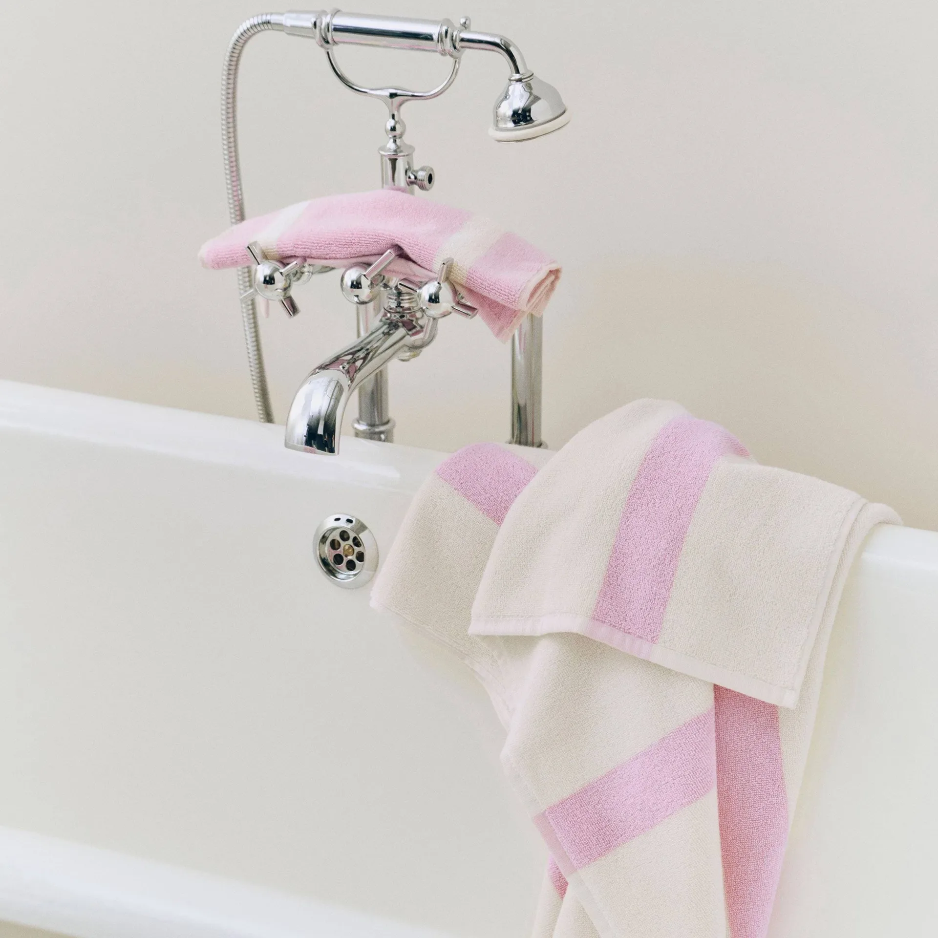Toalla Stripe, Cool pink, 70x140 cm HAY