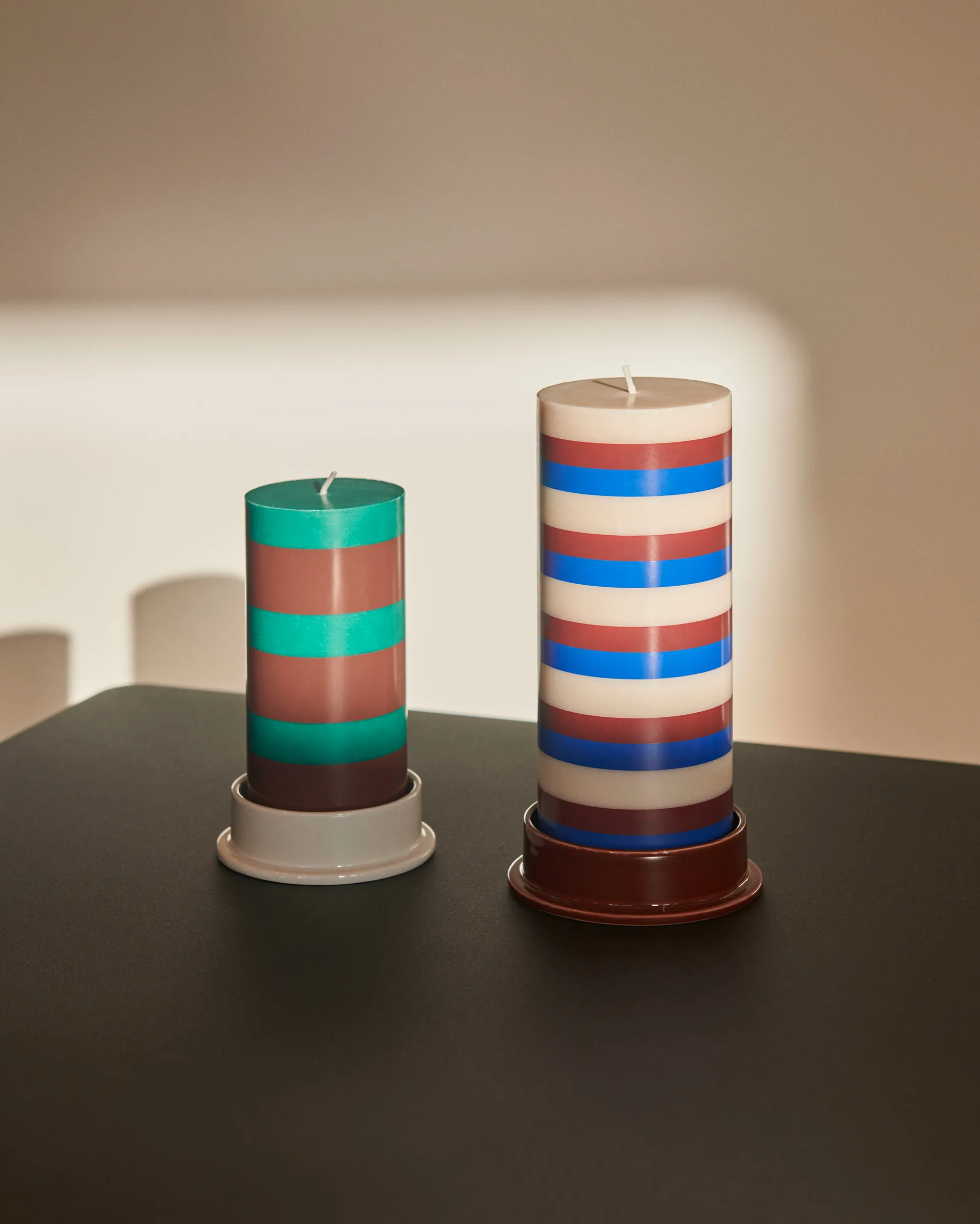 Vela gruesa Column Candle medium 20 cm, Off white-brown-blue HAY