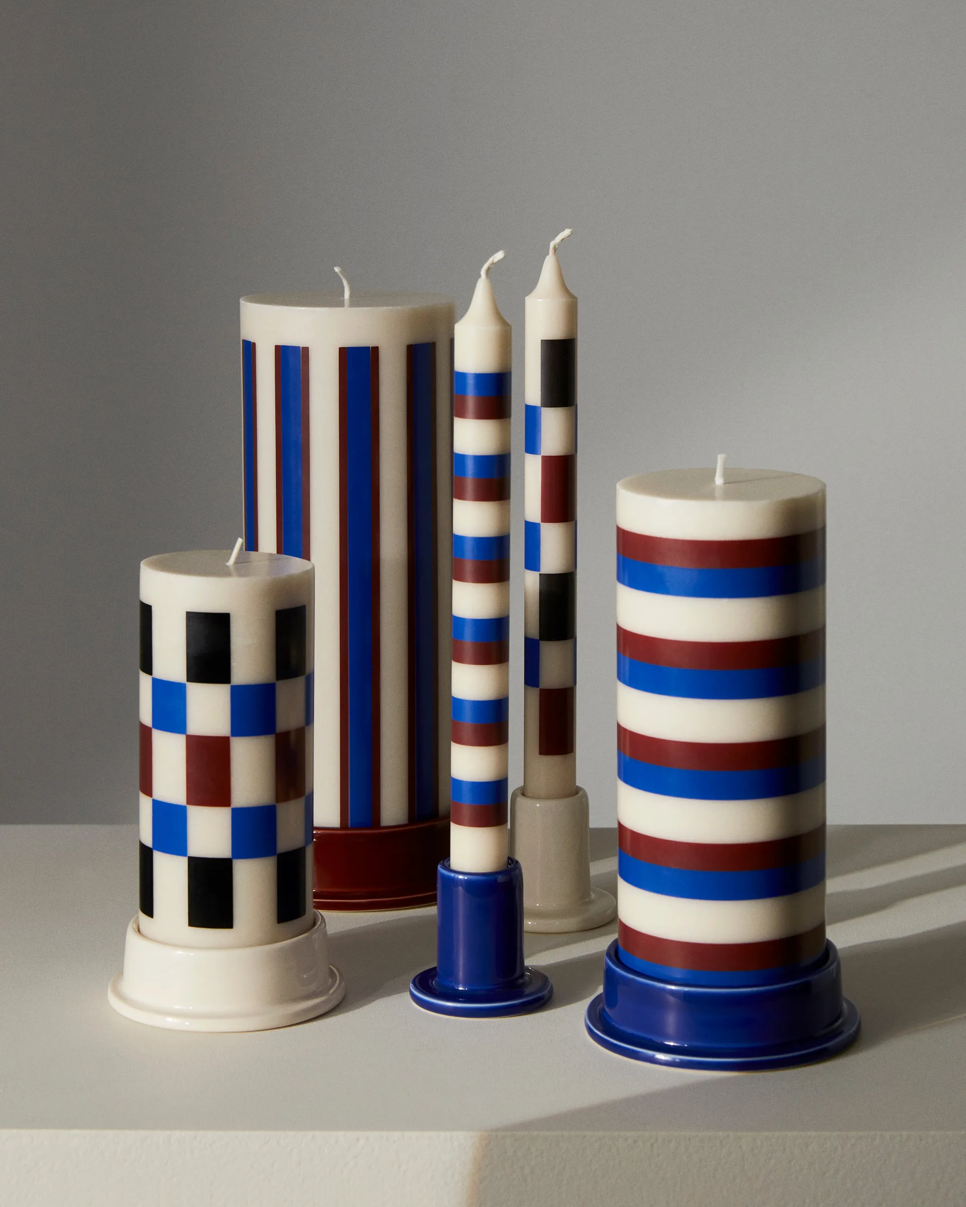 Vela gruesa Column Candle medium 20 cm, Off white-brown-blue HAY