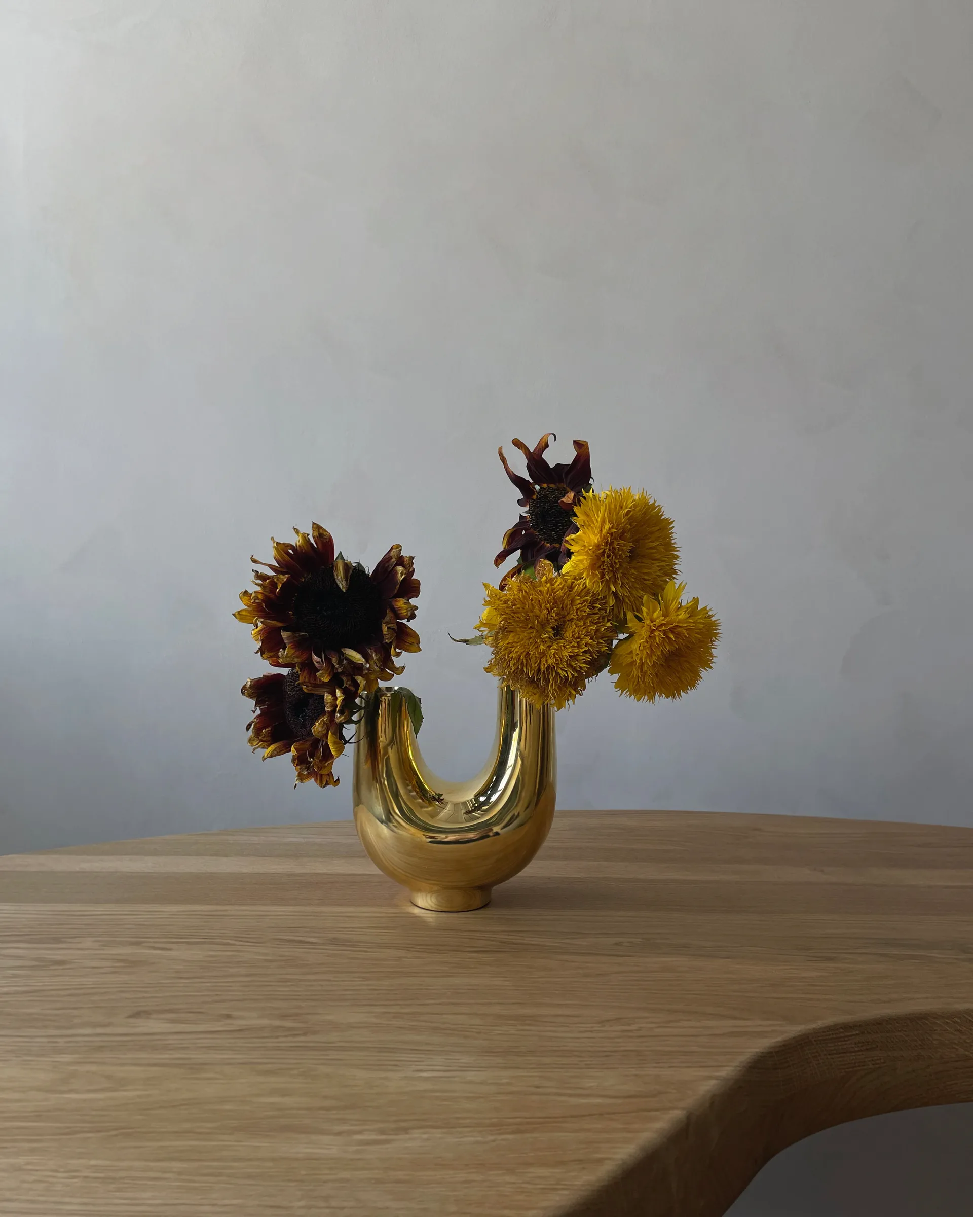 Jarrón Kazumi, Latón Hein Studio