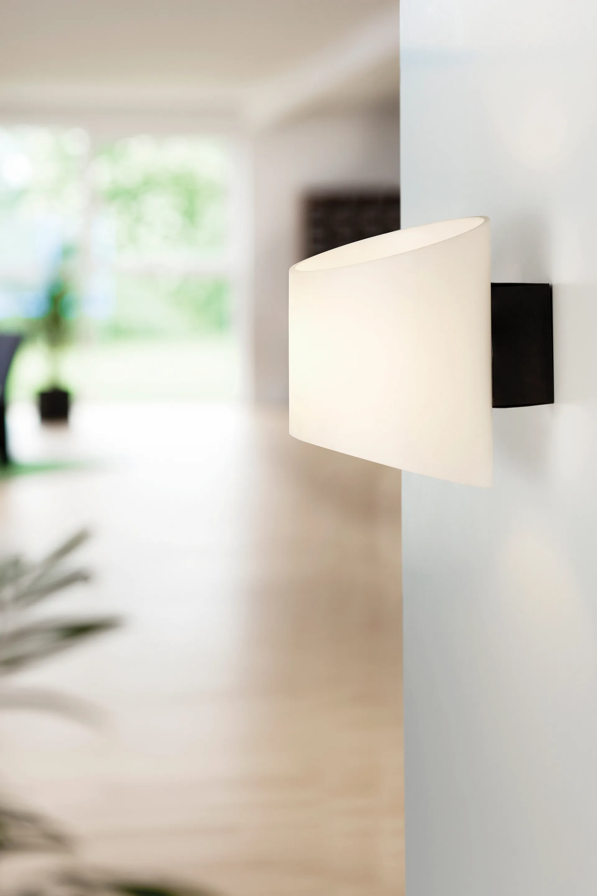 Aplique de pared oval Evoke, Antracita-vidrio opalino Herstal