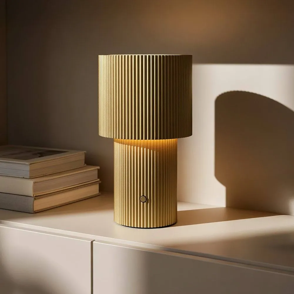Lámpara de mesa portátil Iluma, Guld Herstal