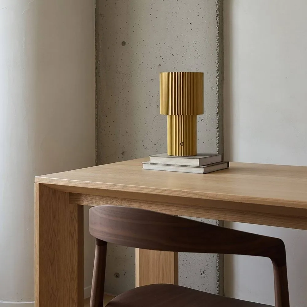 Lámpara de mesa portátil Iluma, Guld Herstal