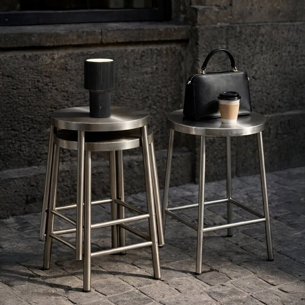 Lámpara de mesa portátil Iluma, Jet black Herstal