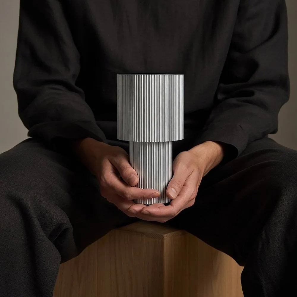 Lámpara de mesa portátil Iluma, Plata Herstal