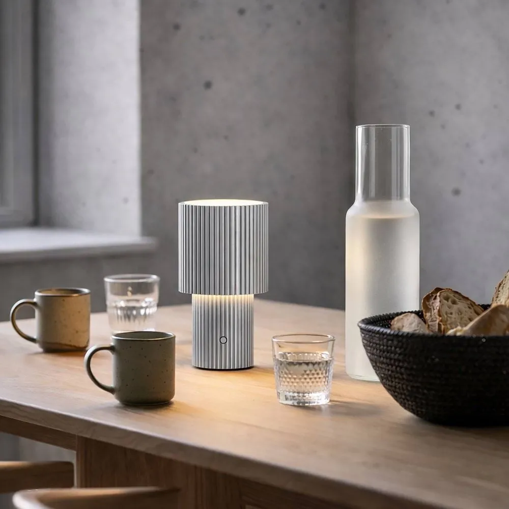 Lámpara de mesa portátil Iluma, Plata Herstal