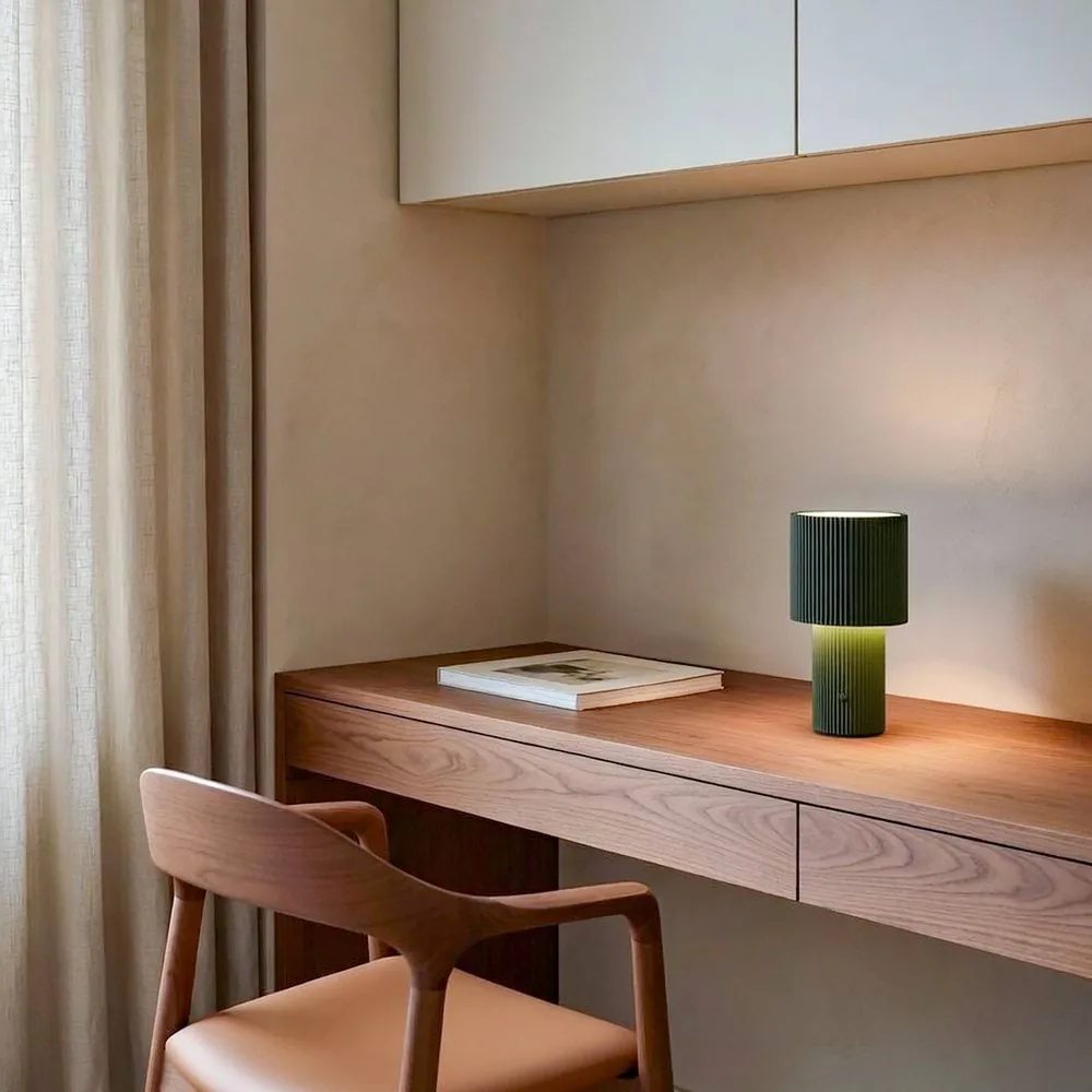 Lámpara de mesa portátil Iluma, Verde oliva Herstal