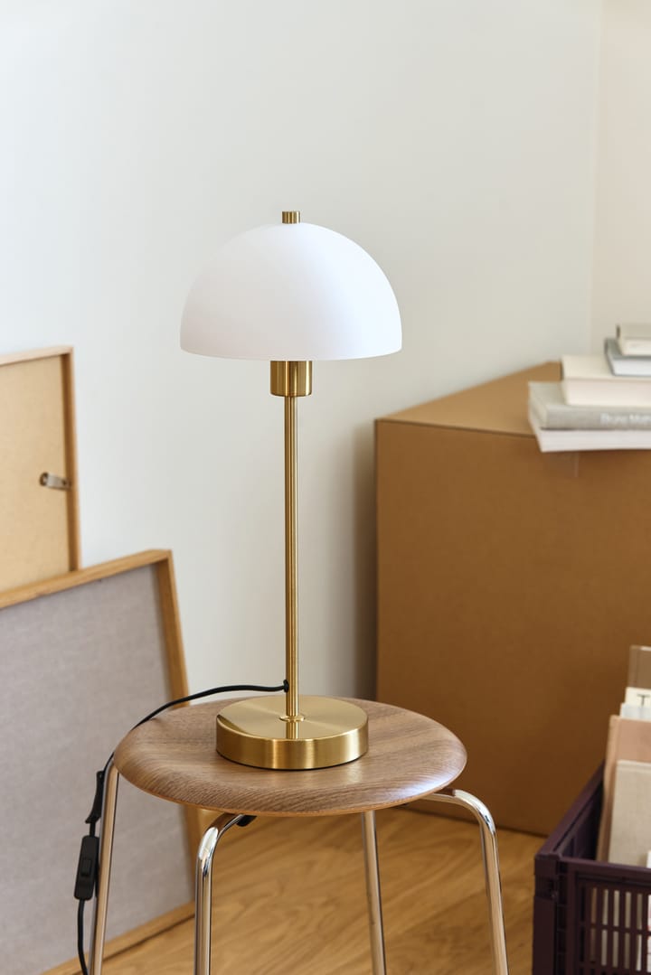 Lámpara de mesa Vienda, latón-blanco Herstal