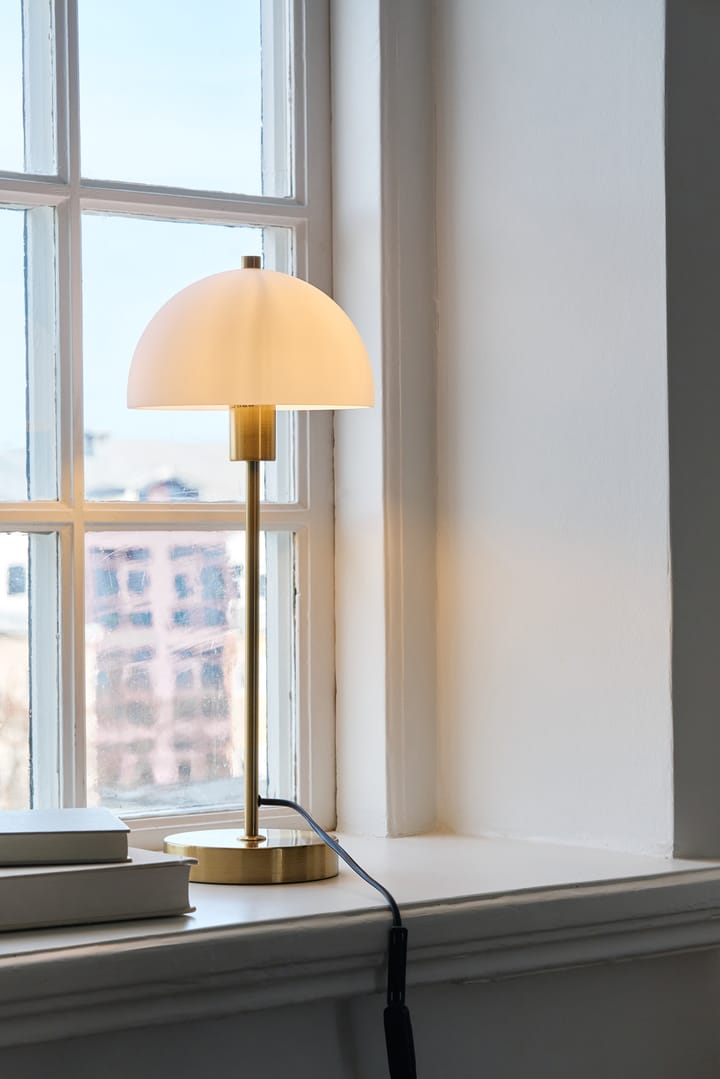 Lámpara de mesa Vienda, latón-blanco Herstal