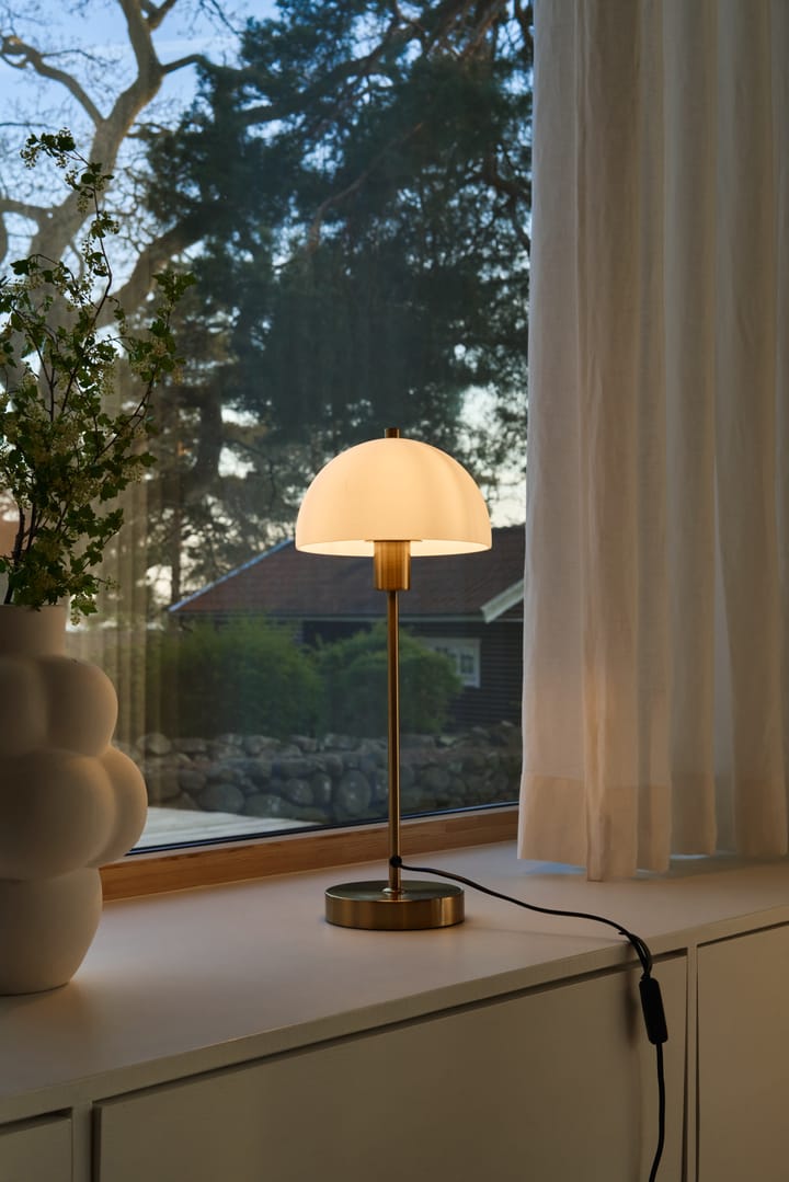 Lámpara de mesa Vienda, latón-blanco Herstal