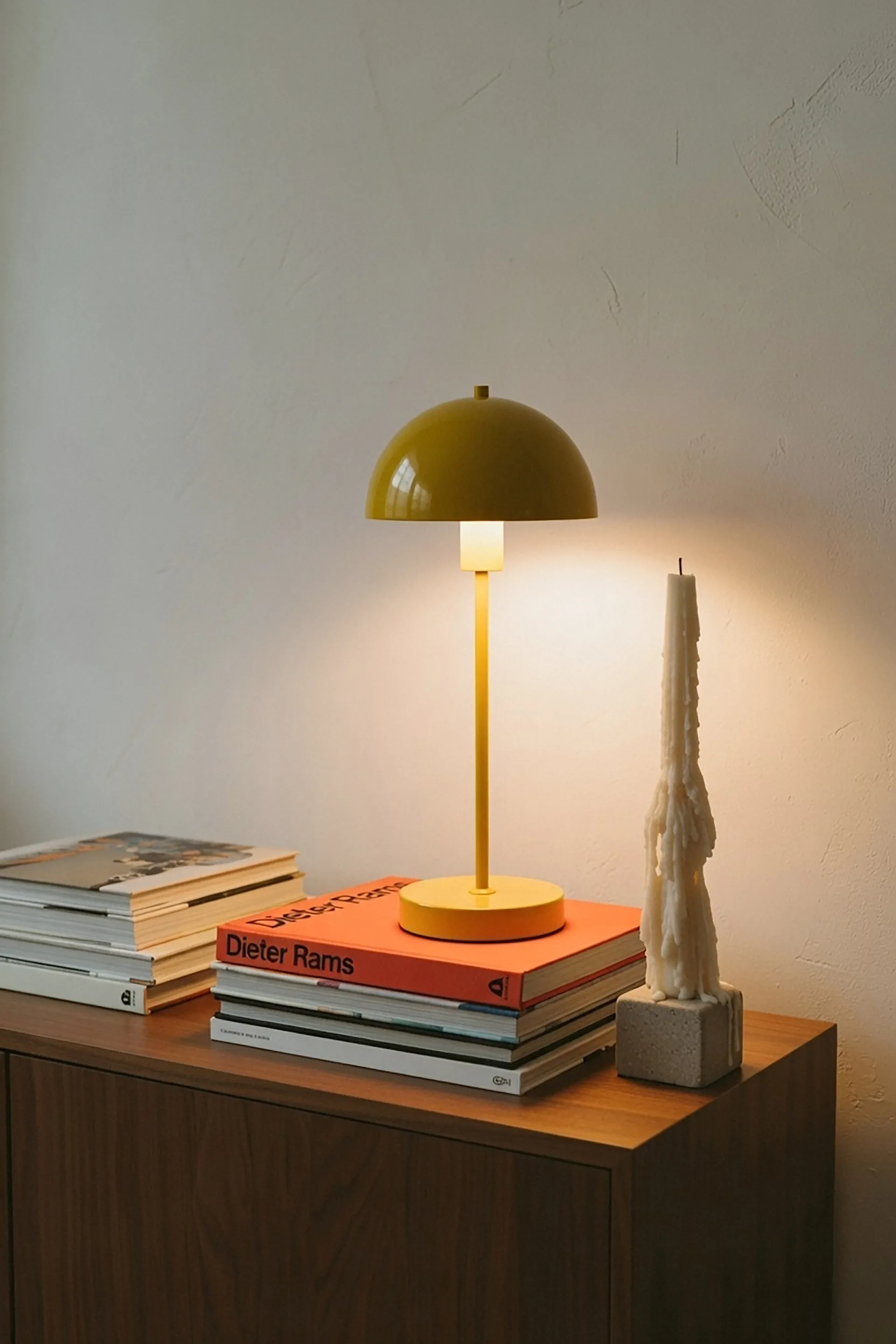 Lámpara de mesa Vienda, Mango yellow Herstal