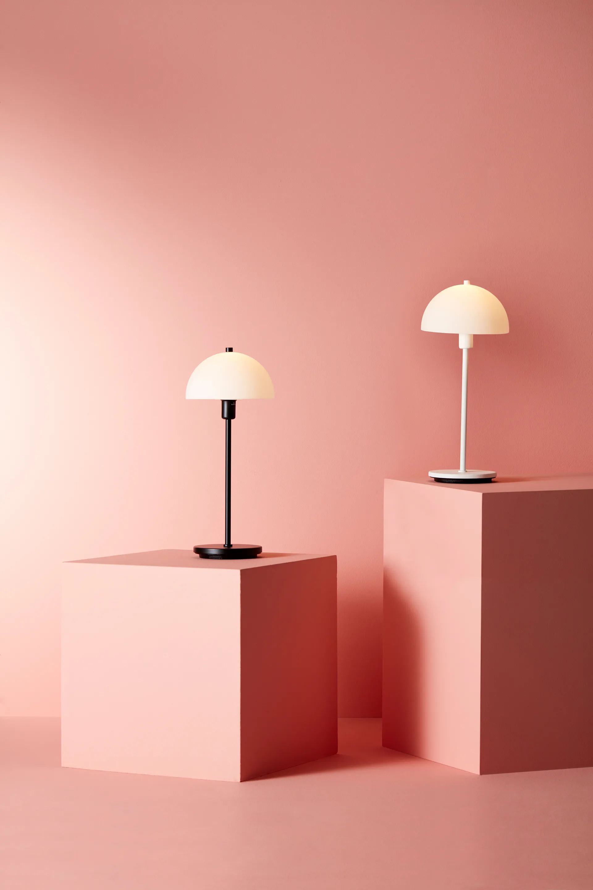 Lámpara de mesa Vienda X, negro Herstal