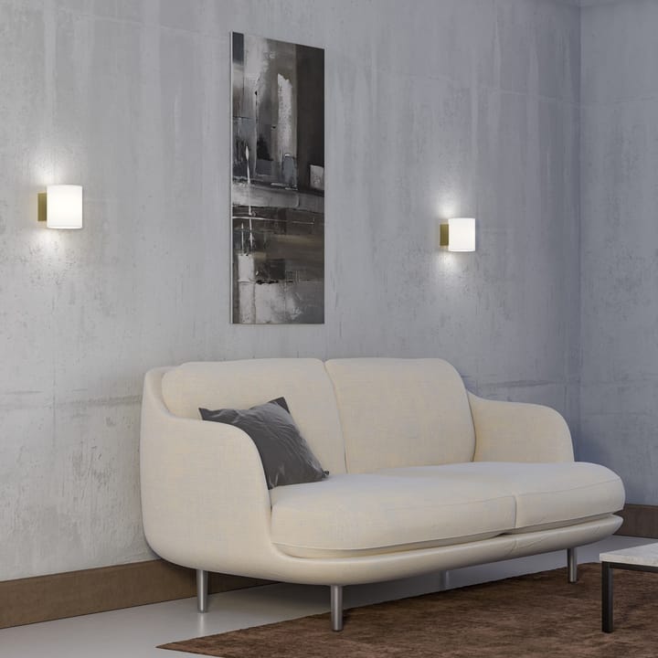 Lámpara de pared Evoke S, Satin brass-vidrio opalino Herstal