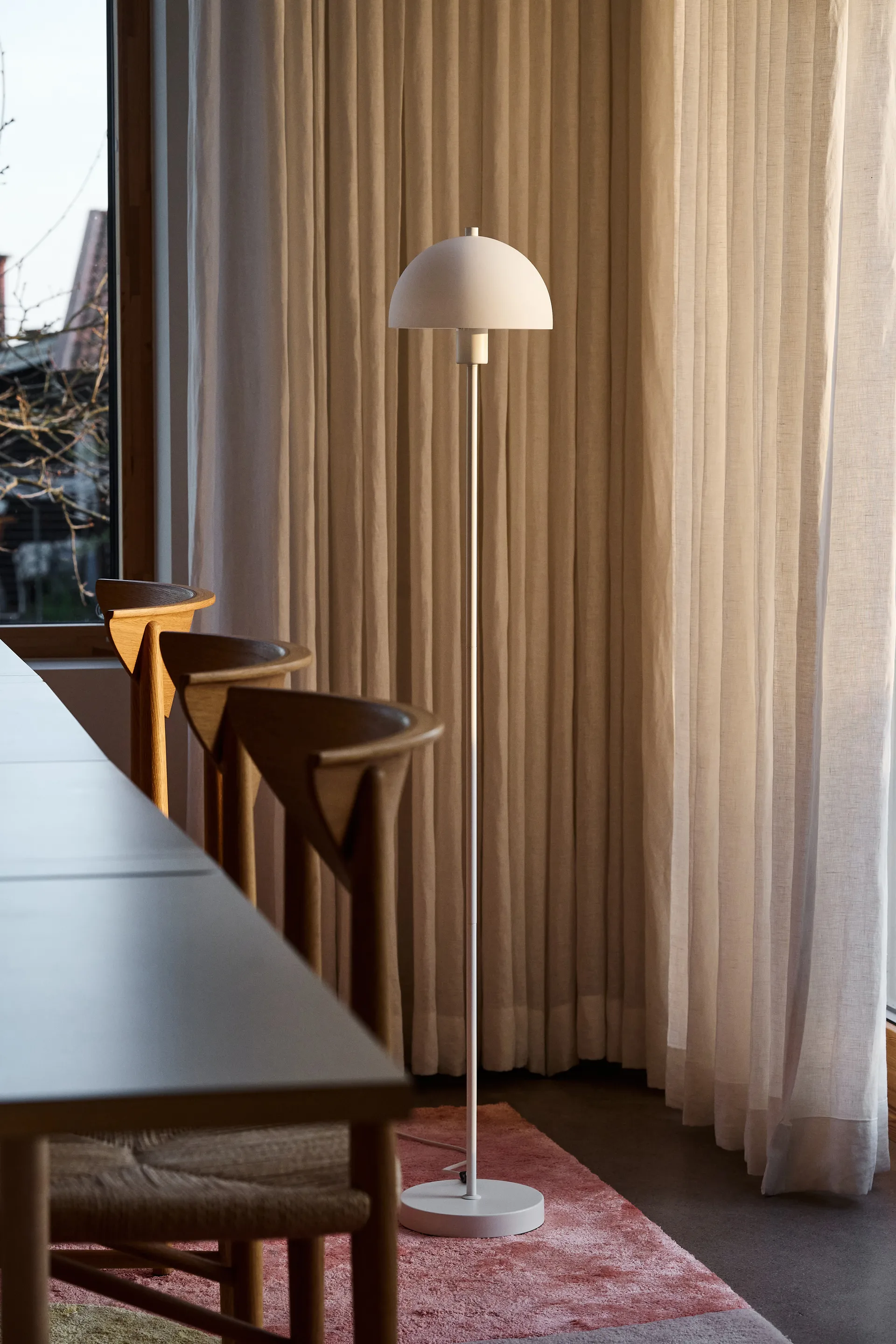 Lámpara de pie Vienda, Blanco-vidrio opalino Herstal