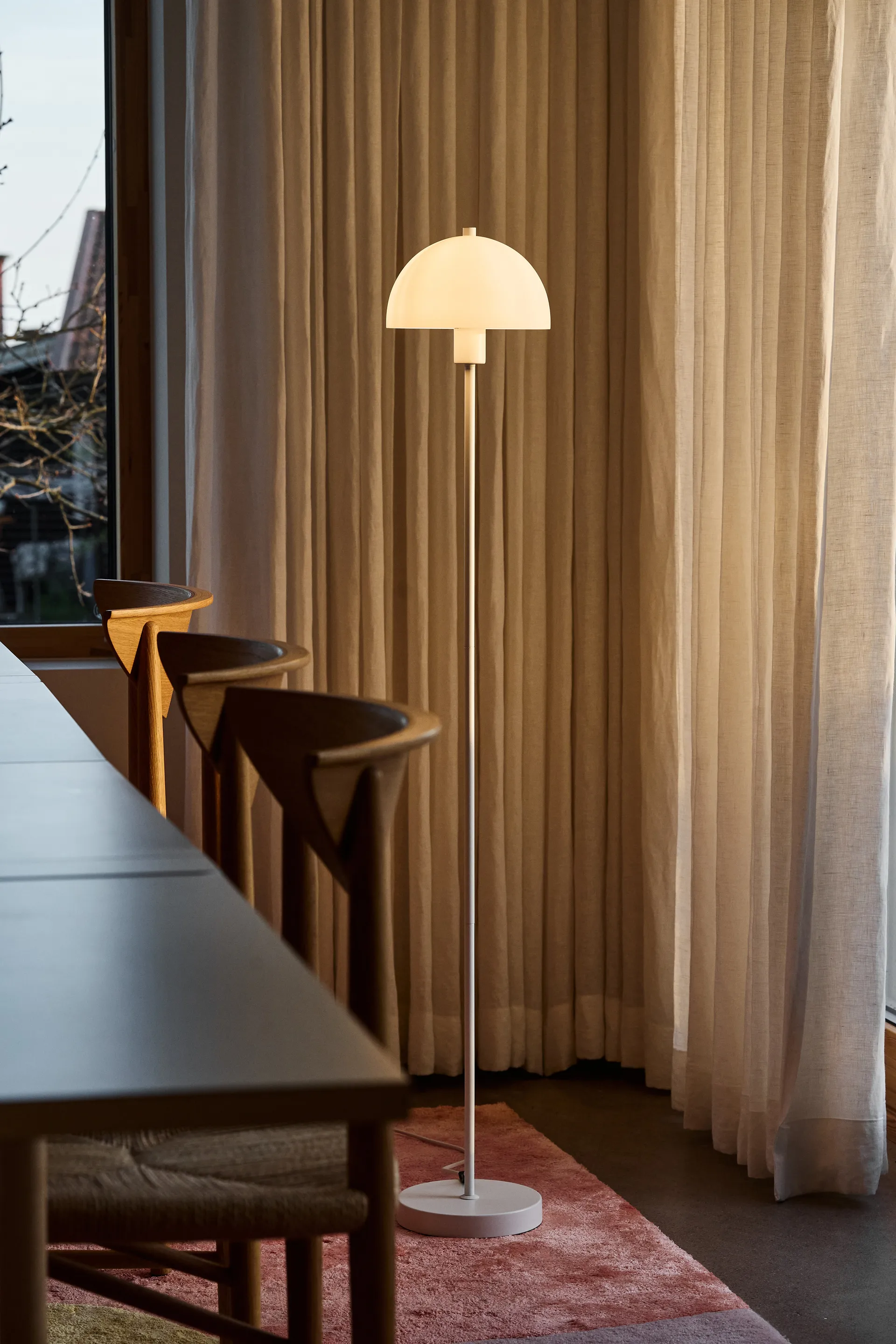 Lámpara de pie Vienda, Blanco-vidrio opalino Herstal