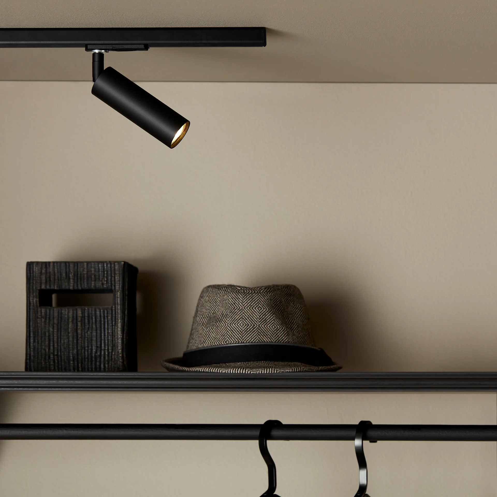 Lámpara Pipeline spotlight global 1-fase, Negro mate Herstal