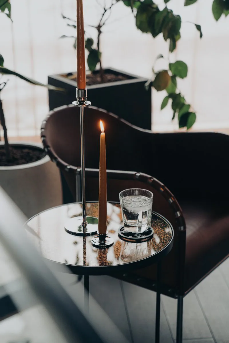 Candelabro Basso bajo, latón niquelado Hilke Collection