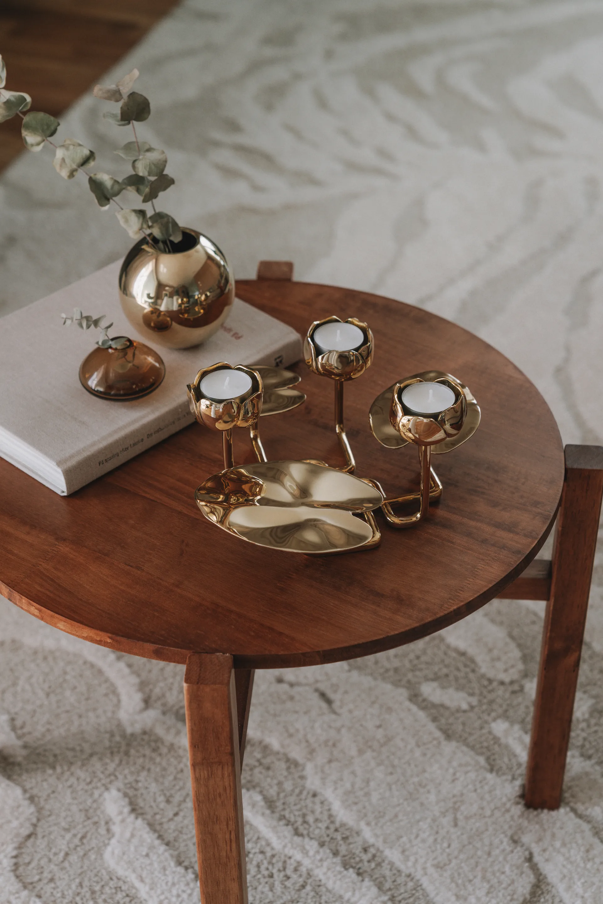 Candelabro Ninfea grande, Latón Hilke Collection