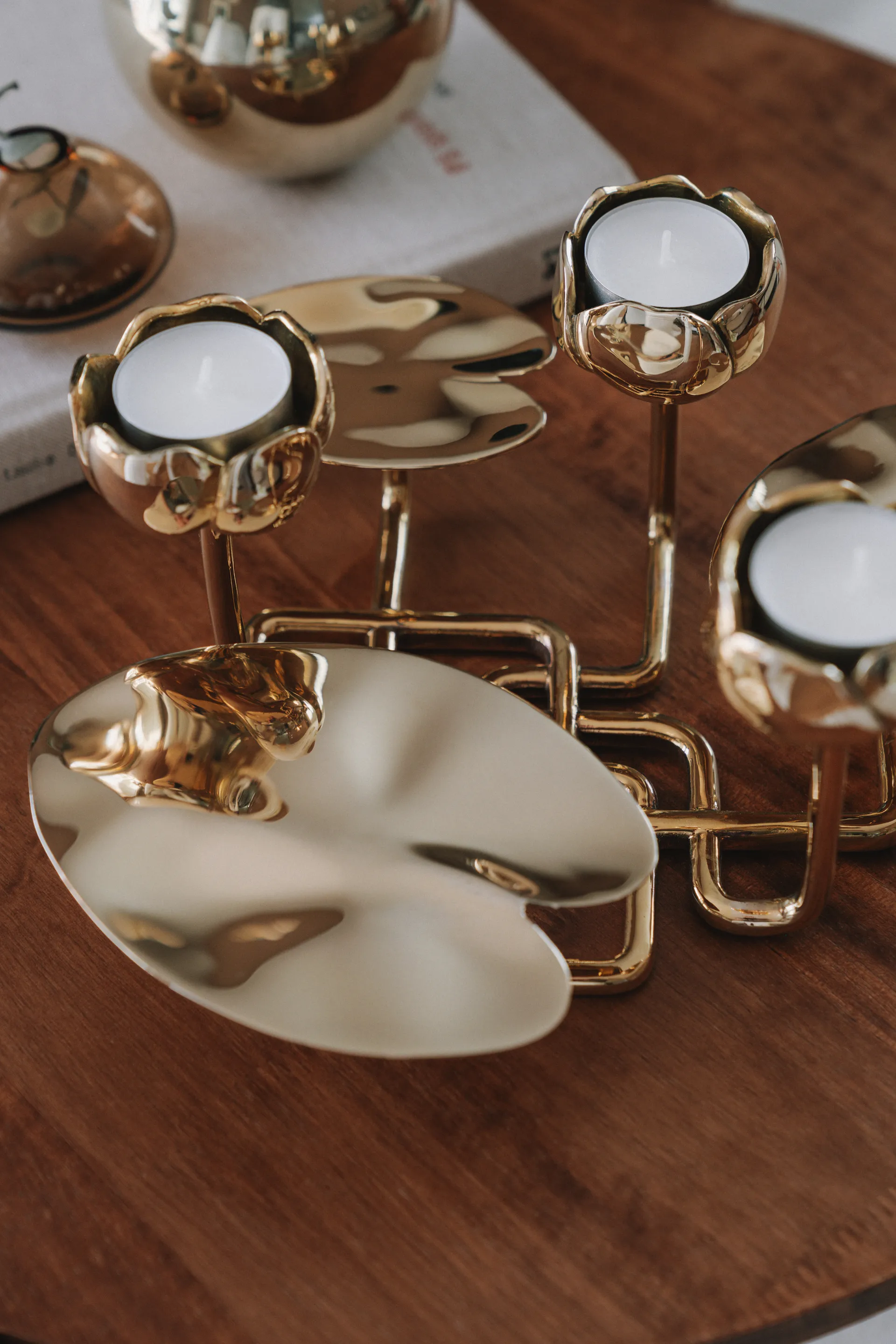 Candelabro Ninfea grande, Latón Hilke Collection