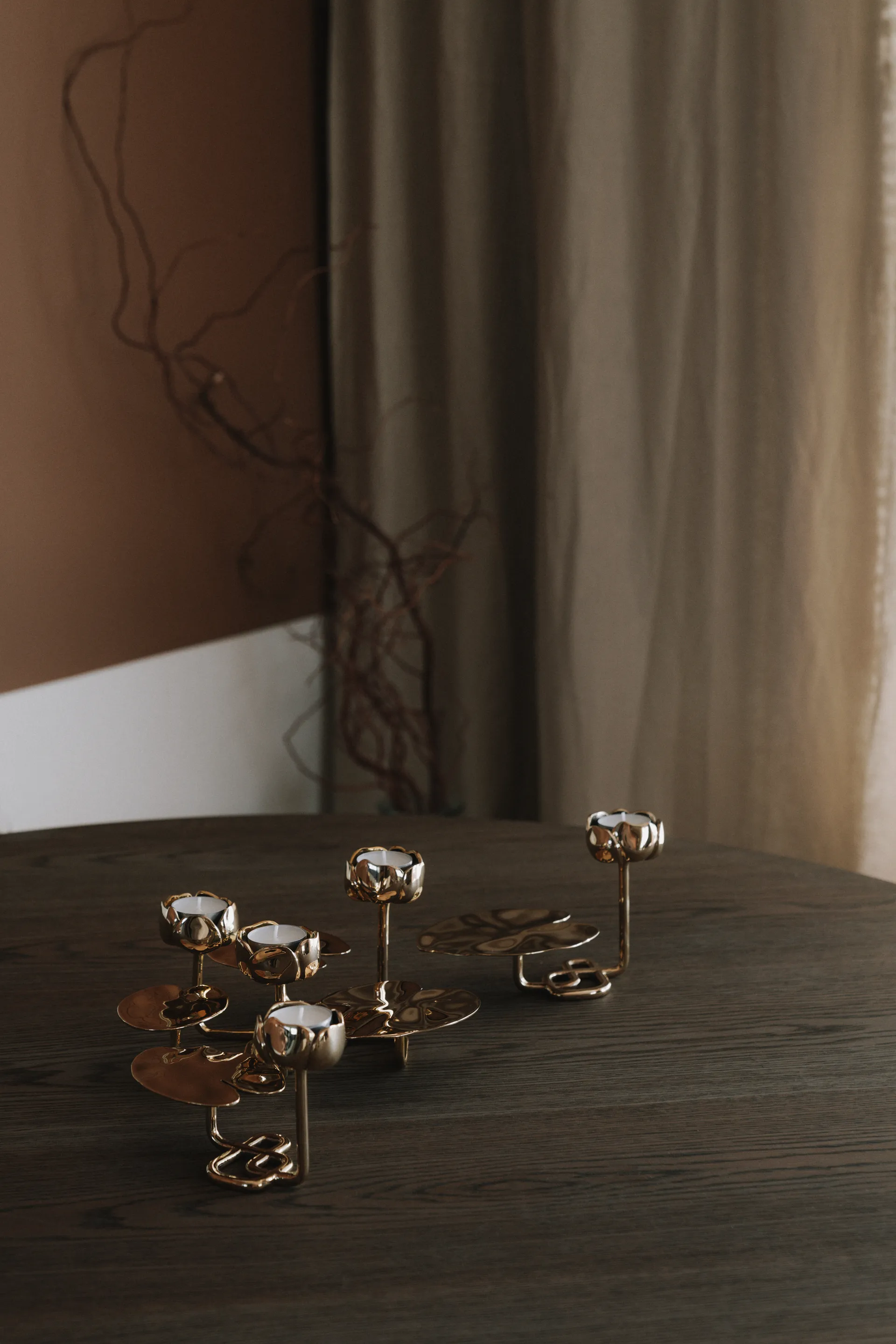 Candelabro Ninfea grande, Latón Hilke Collection