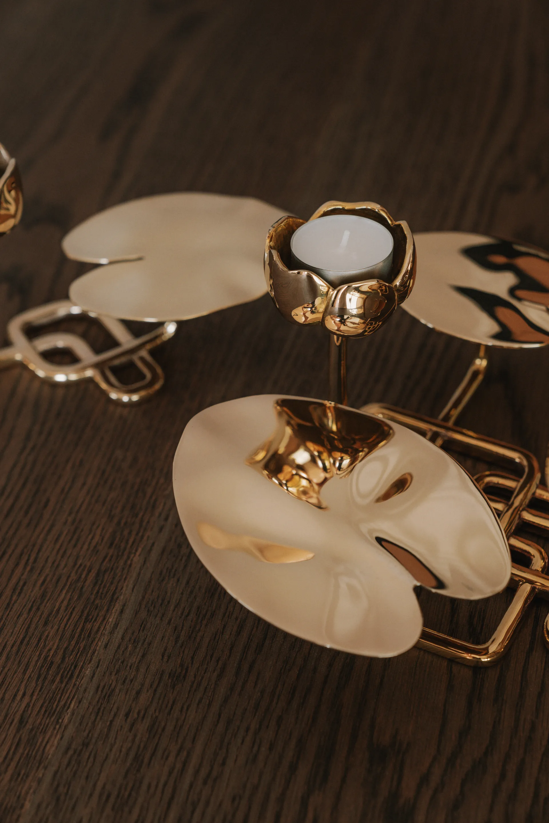 Candelabro Ninfea grande, Latón Hilke Collection