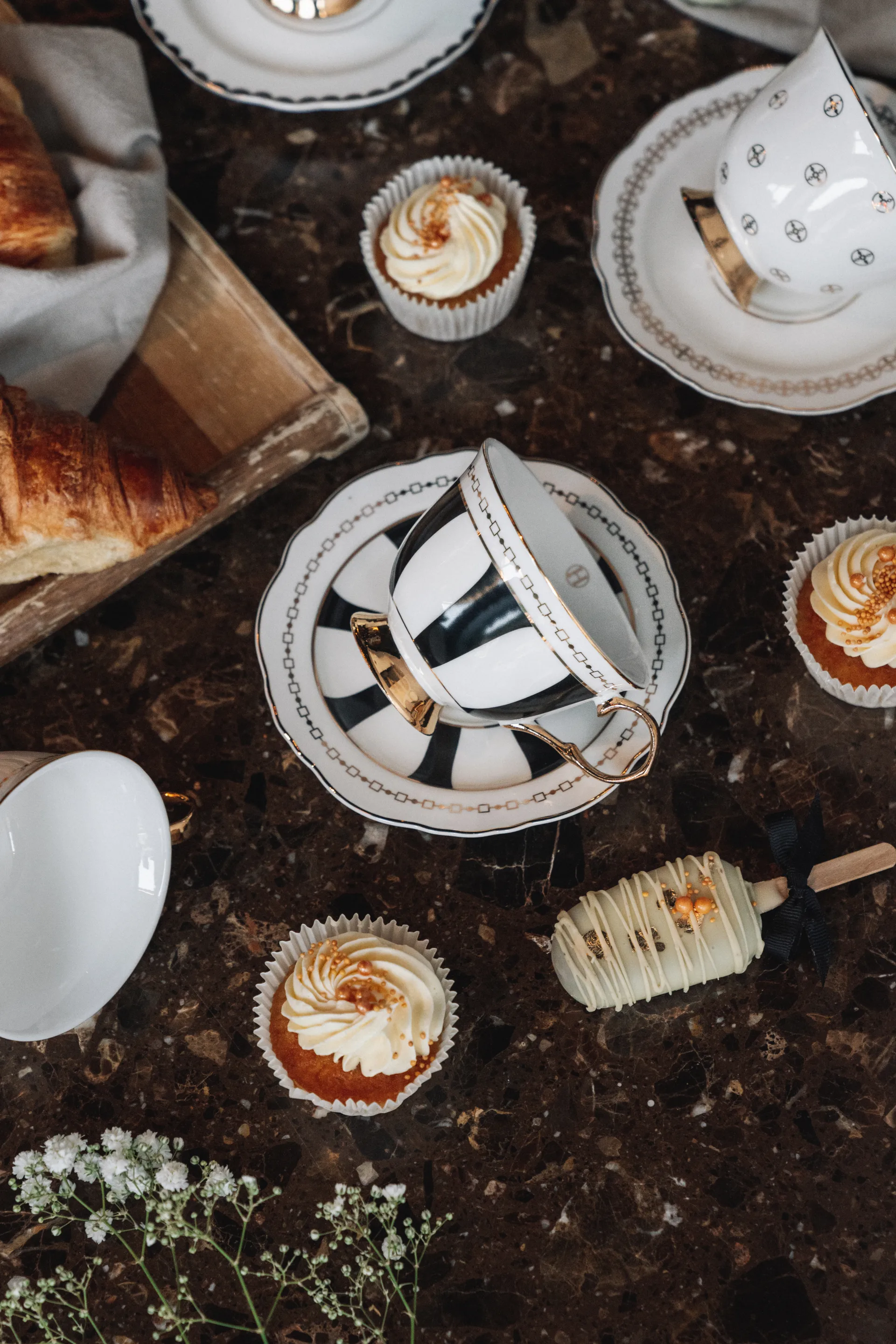 Taza y platillo Strisce Nero, 22 cl Hilke Collection