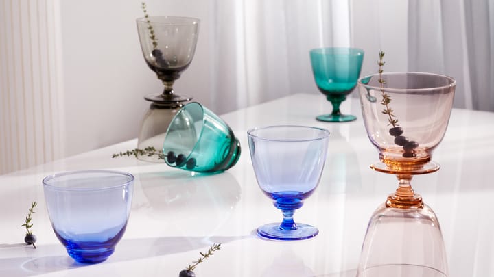 Vaso con pie Flow 35 cl, Azul oscuro Holmegaard