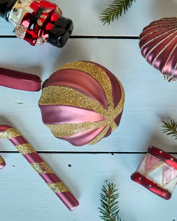 Bola de Navidad Swirl, pack de 4 - Rojo polvo-dorado - House Doctor