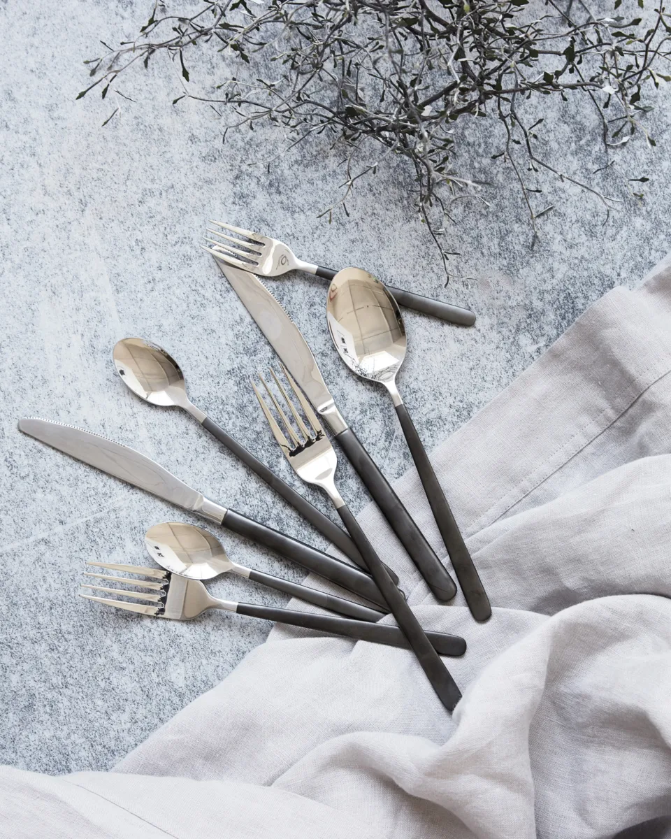 Cubertería Ox 16 piezas, Negro-plata House Doctor