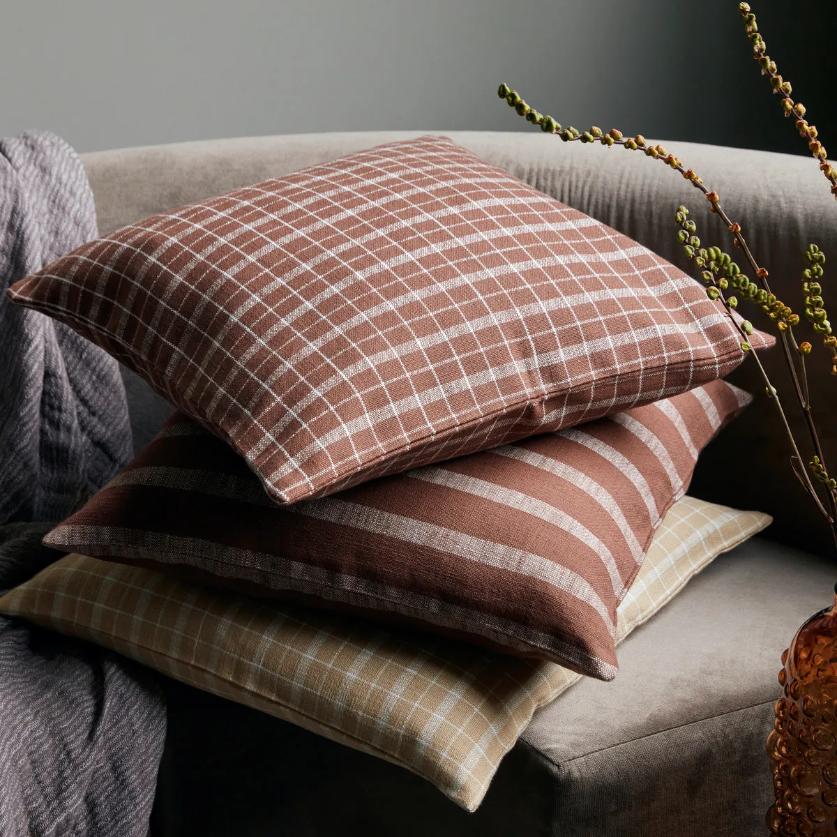 Funda de cojín Thame a cuadros 50x50 cm, Brown House Doctor