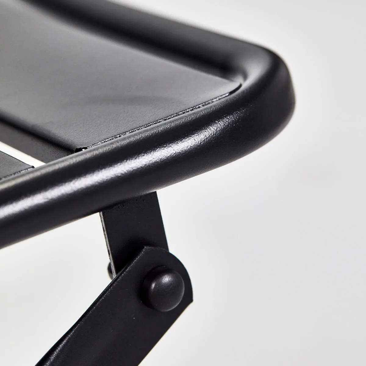 Juego de mesa y dos sillas Helo, Negro House Doctor