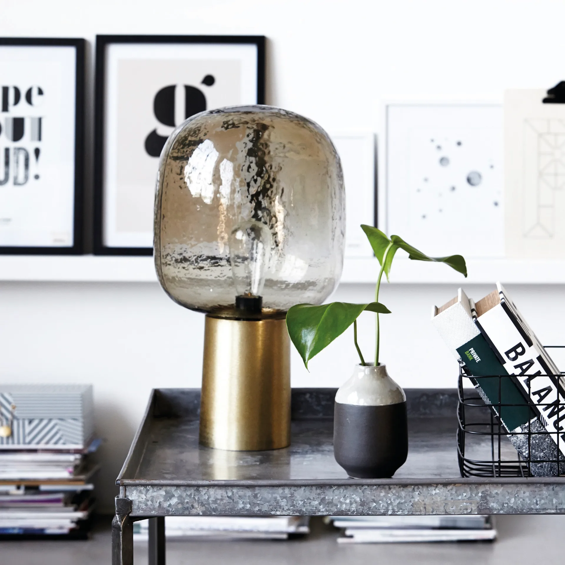 Lámpara de mesa Note, gris-latón House Doctor