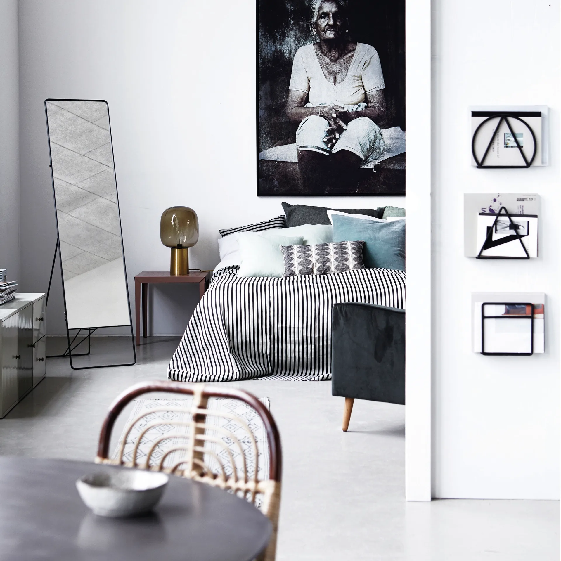 Lámpara de mesa Note, gris-latón House Doctor