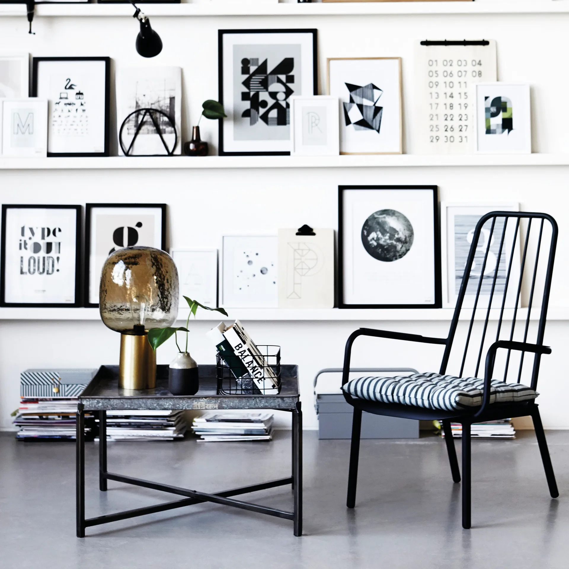 Lámpara de mesa Note, gris-latón House Doctor