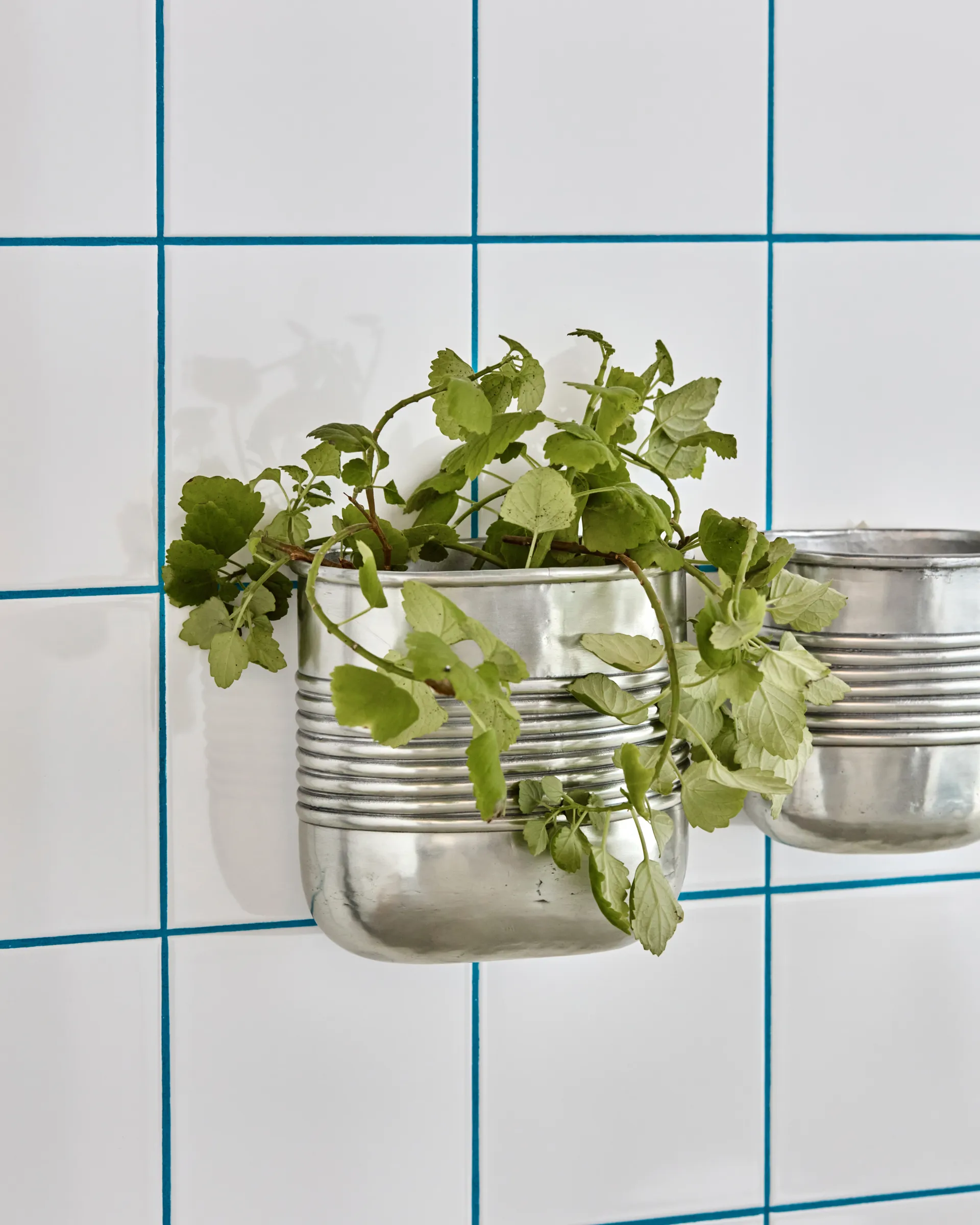 Maceta Groove de aluminio ovalada, 2 piezas, Acabado en plata antigua House Doctor