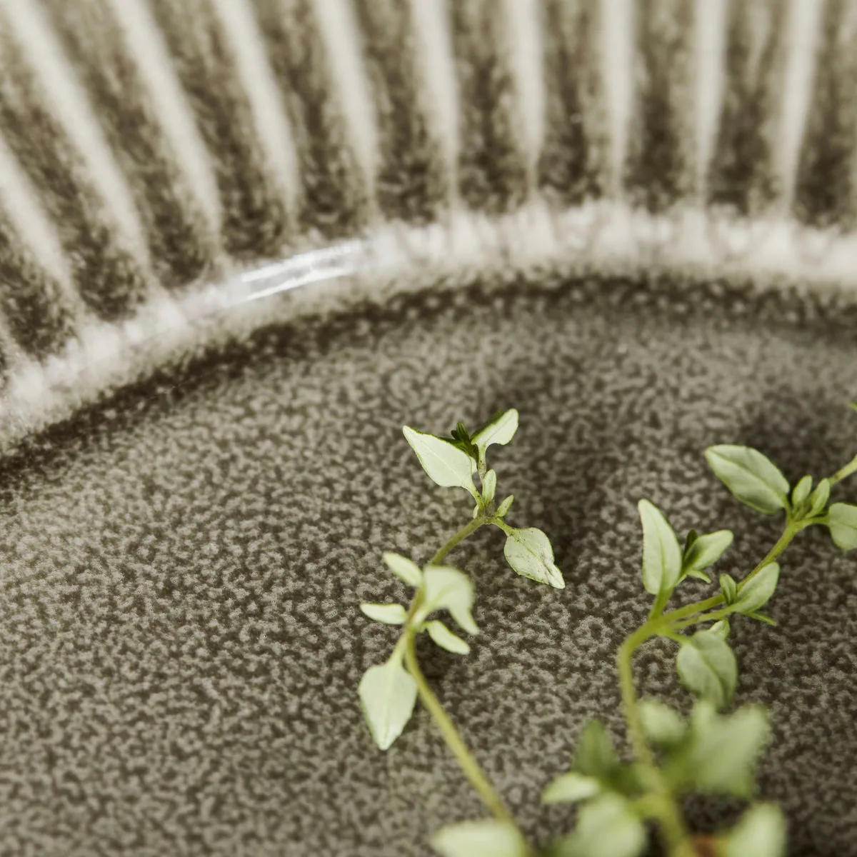 Plato Pleat Ø27 cm, Gris-marrón House Doctor