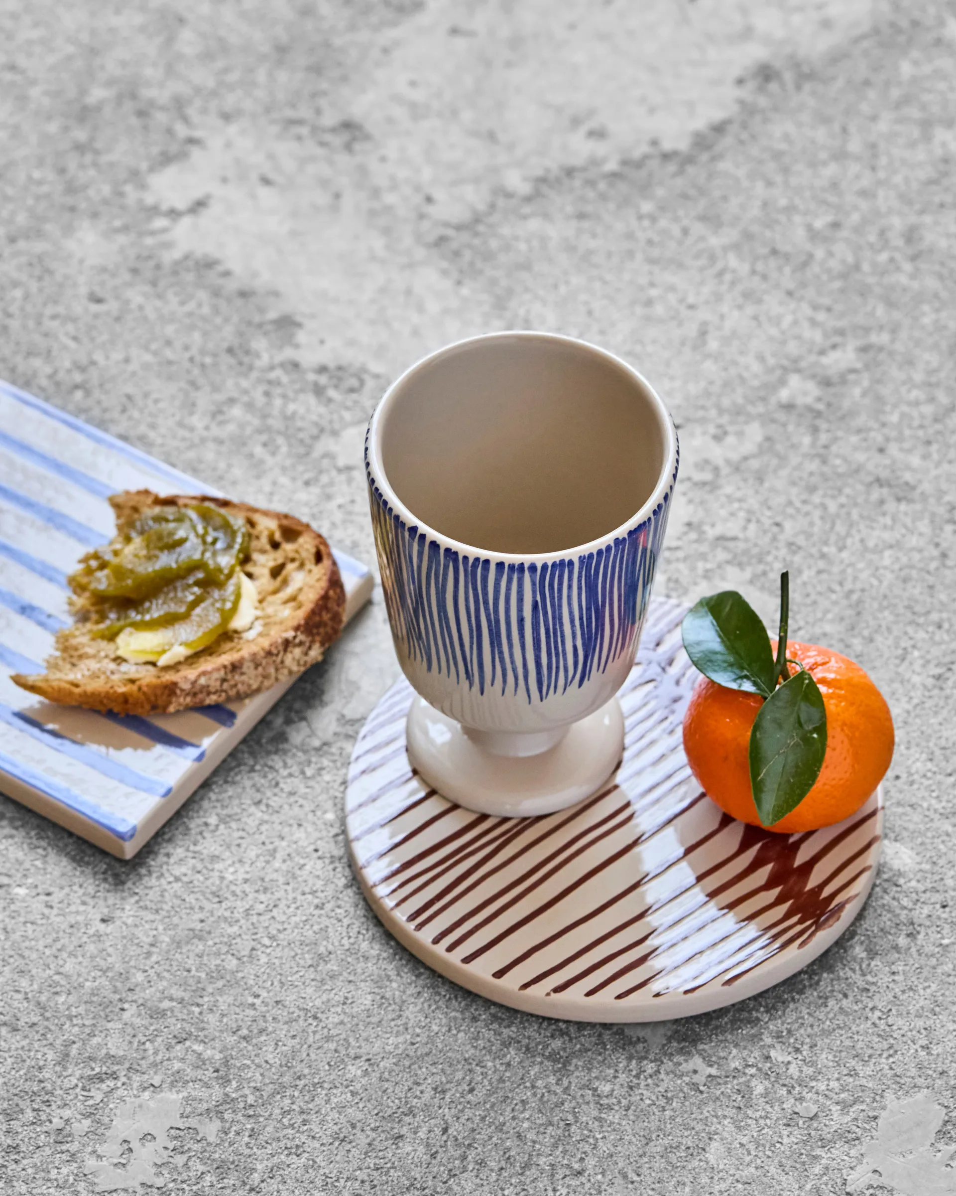 Set de 2 tazas Diva con pie 25 cl, Blanco roto-Azul House Doctor