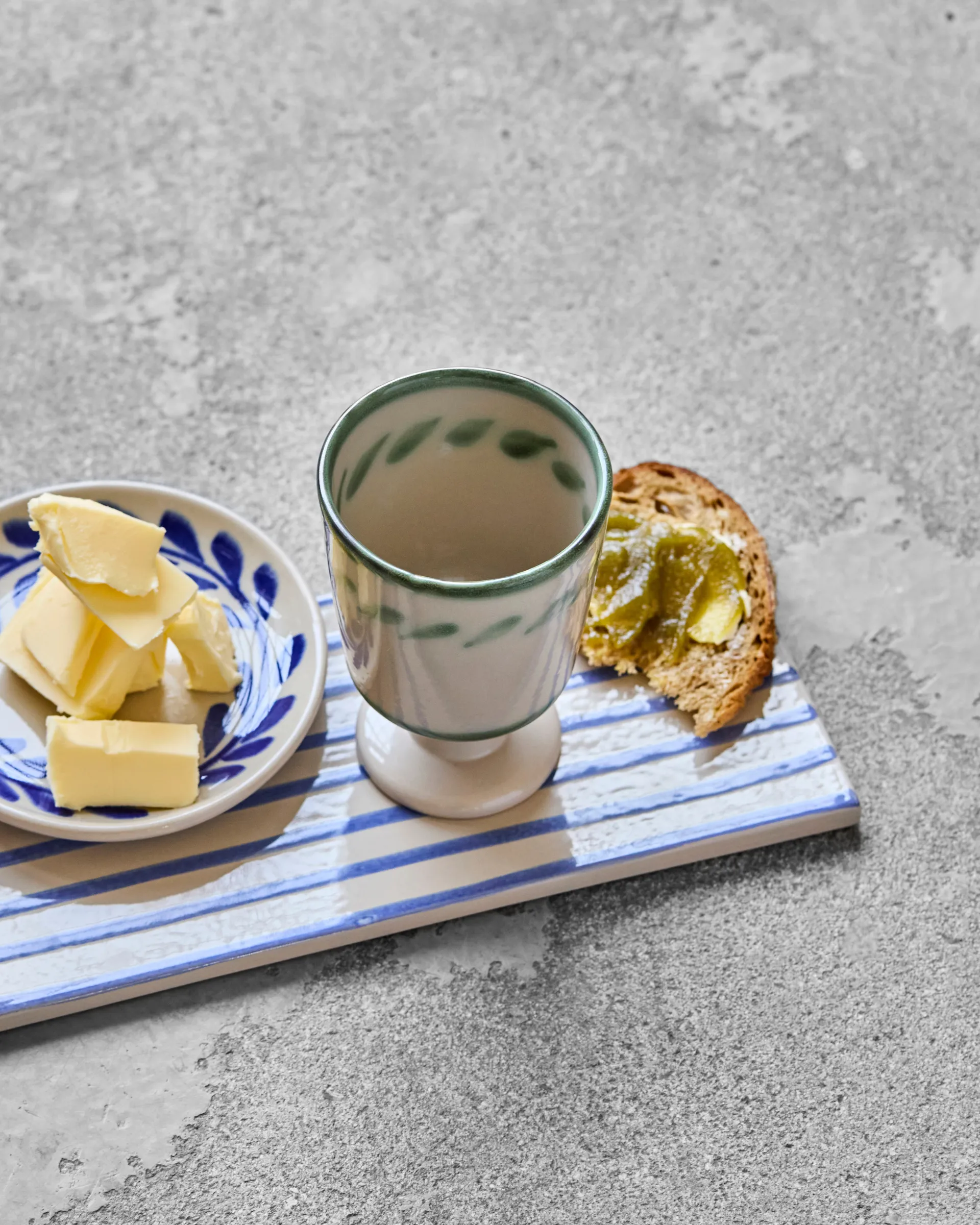 Set de 2 tazas Diva con pie 25 cl, Blanco roto-Verde House Doctor