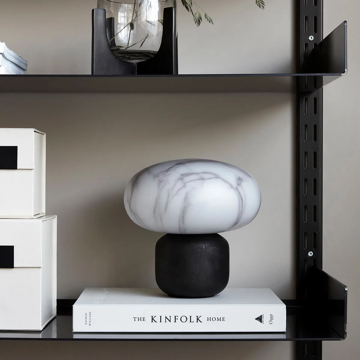 Soporte para velas Fog negro-mármol blanco, 20 cm House Doctor