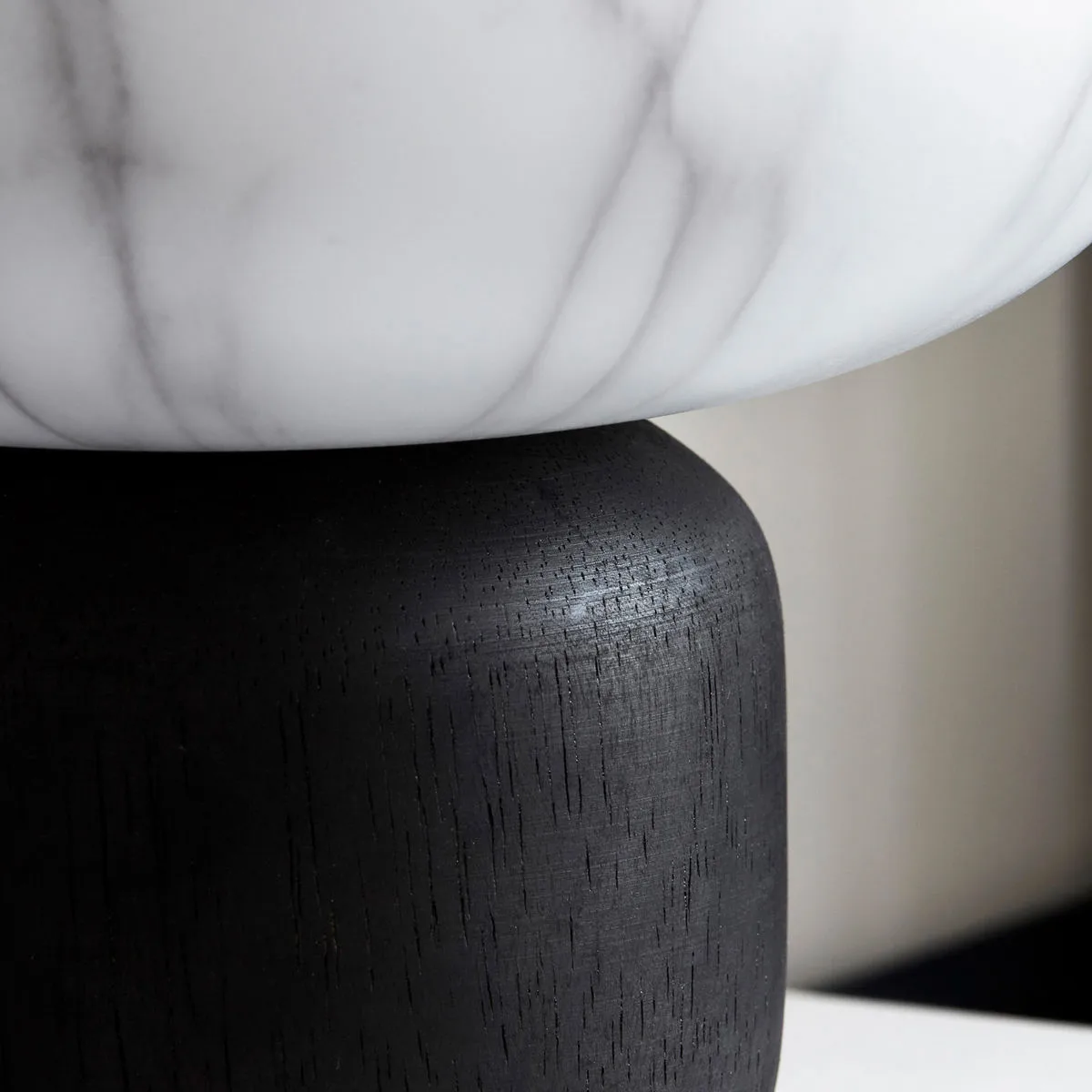 Soporte para velas Fog negro-mármol blanco, 20 cm House Doctor