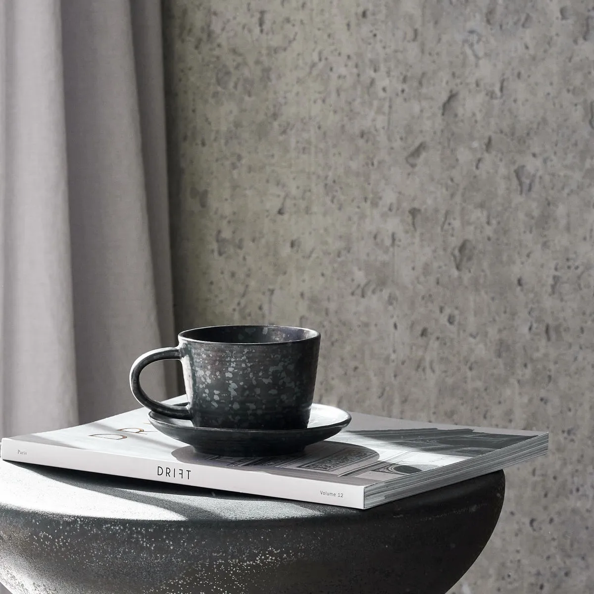 Taza y plato Pion 23 cl, Negro-marrón House Doctor