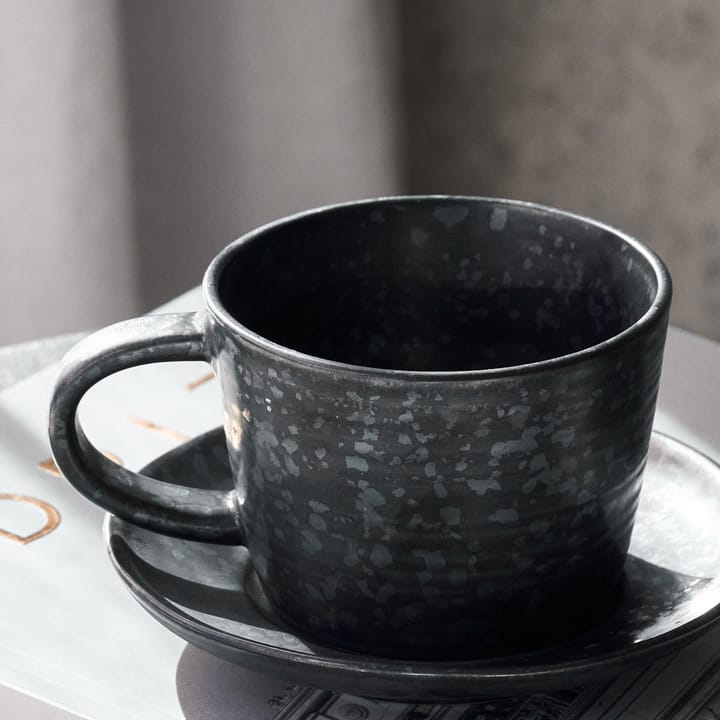 Taza y plato Pion 23 cl, Negro-marrón House Doctor