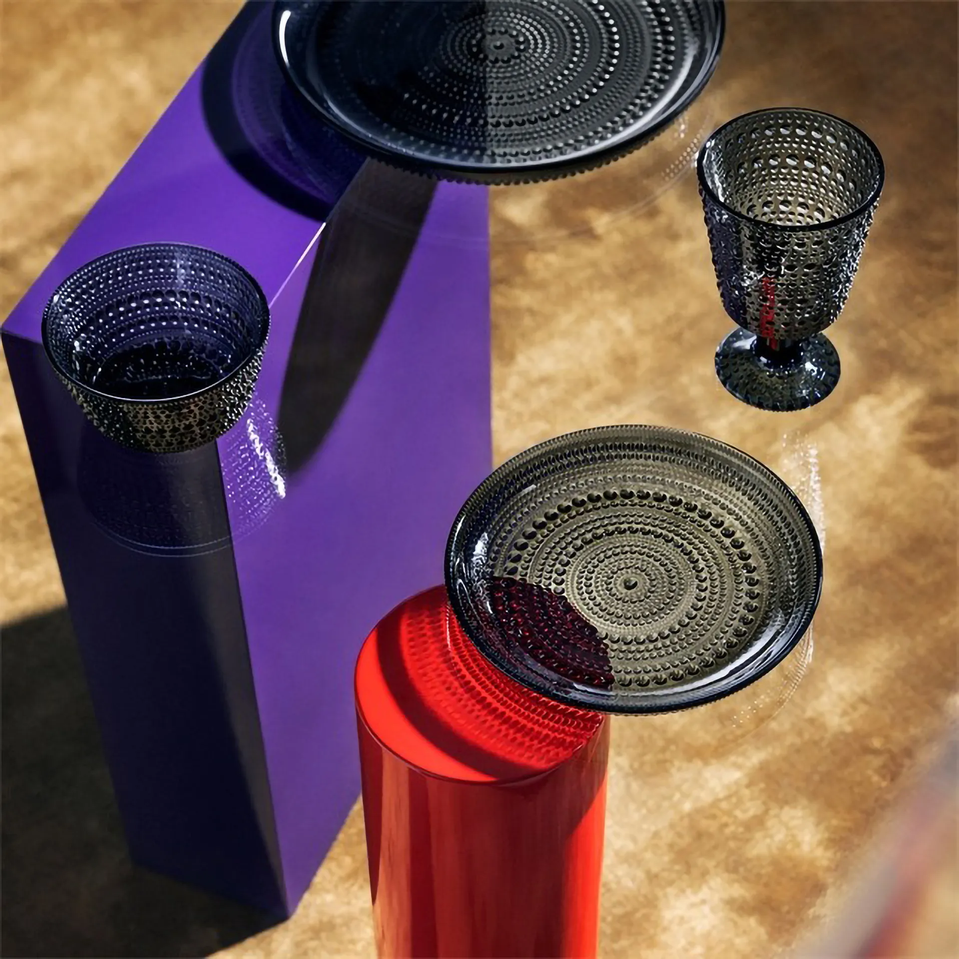 Plato pequeño Kastehelmi Ø24,8 cm, gris oscuro Iittala